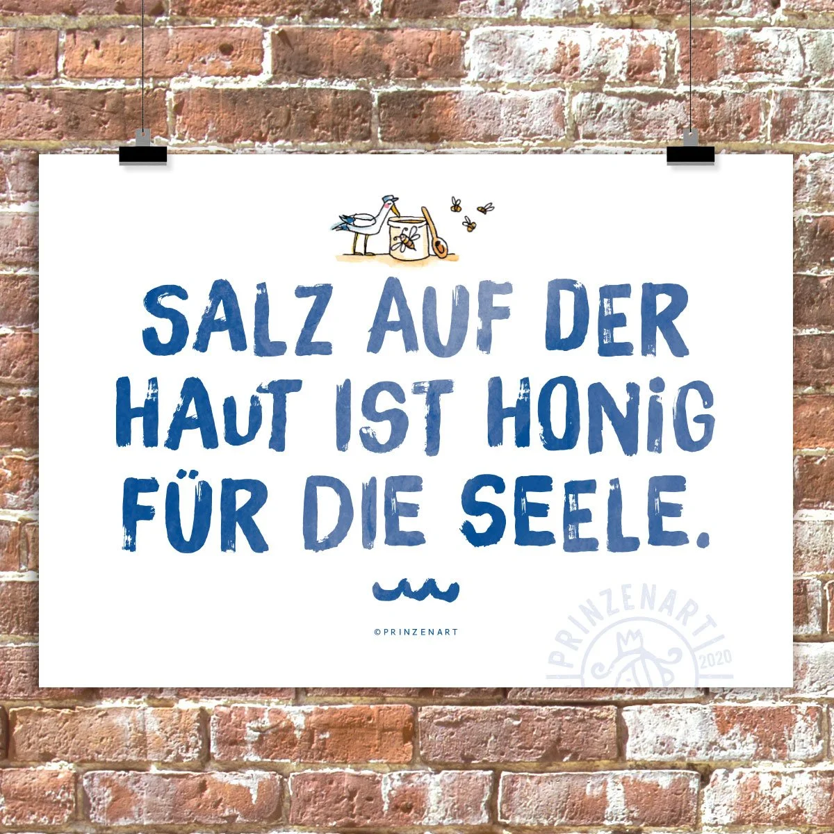 weißes Poster mit blauer Schrift an Clips, Spruch: Salz auf der Haut ist Honig für die Seele