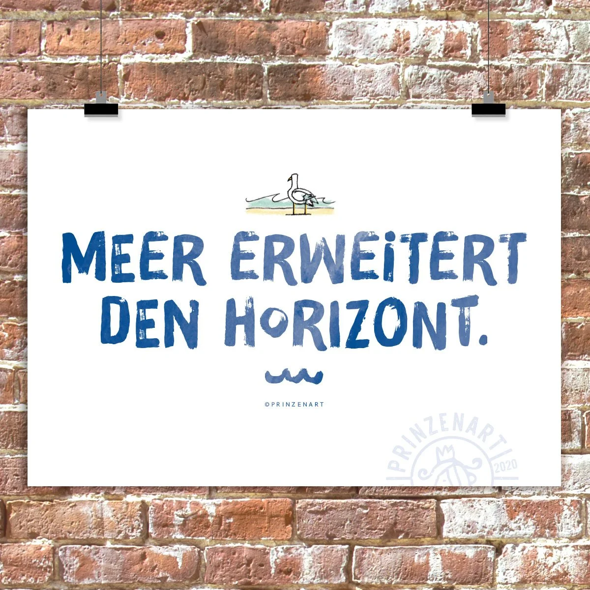 weißes Poster mit blauer Schrift an Clips, Spruch: Meer erweitert den Horizont
