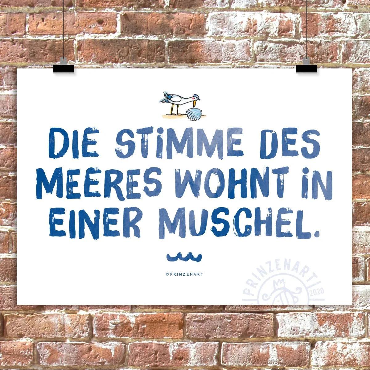 weißes Poster mit blauer Schrift an Clips, Spruch: Die Stimme des Meeres wohnt in einer Muschel