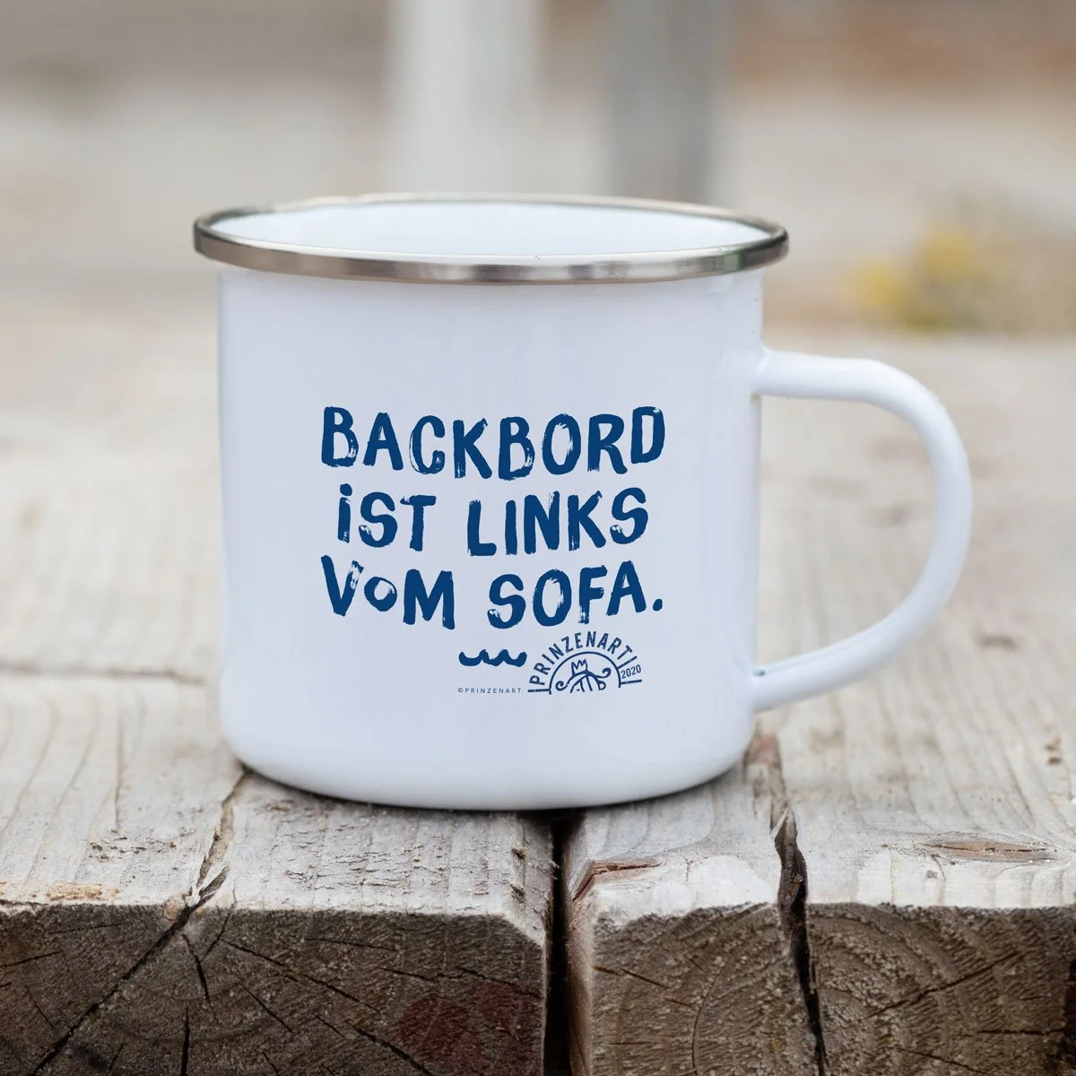 Emaille Becher, Backbord ist links vom Sofa