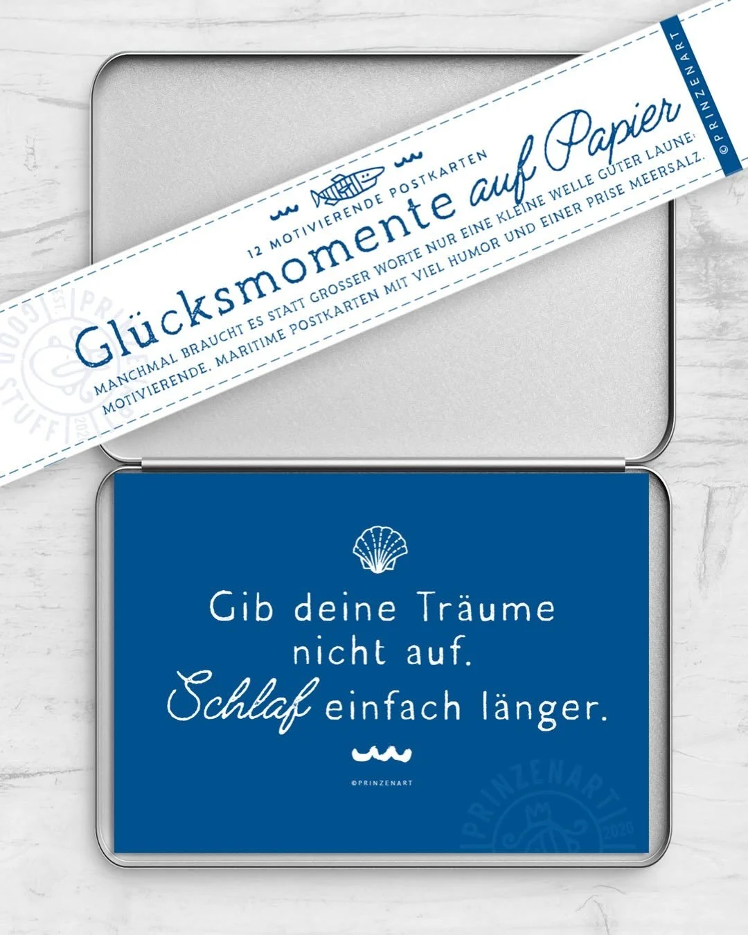 👉 Geschenktipp 3: Eine Dose Gl&uuml;ck 🤭 Mit unserem Gl&uuml;ckspaket im Postkartenformat verschenkst du 12 Karten* mit motivierenden, maritimen Spr&uuml;chen in eleganter Metalldose. 🎁 Mehr feinsinnige Geschenkideen findest du bei uns im Shop.

(
