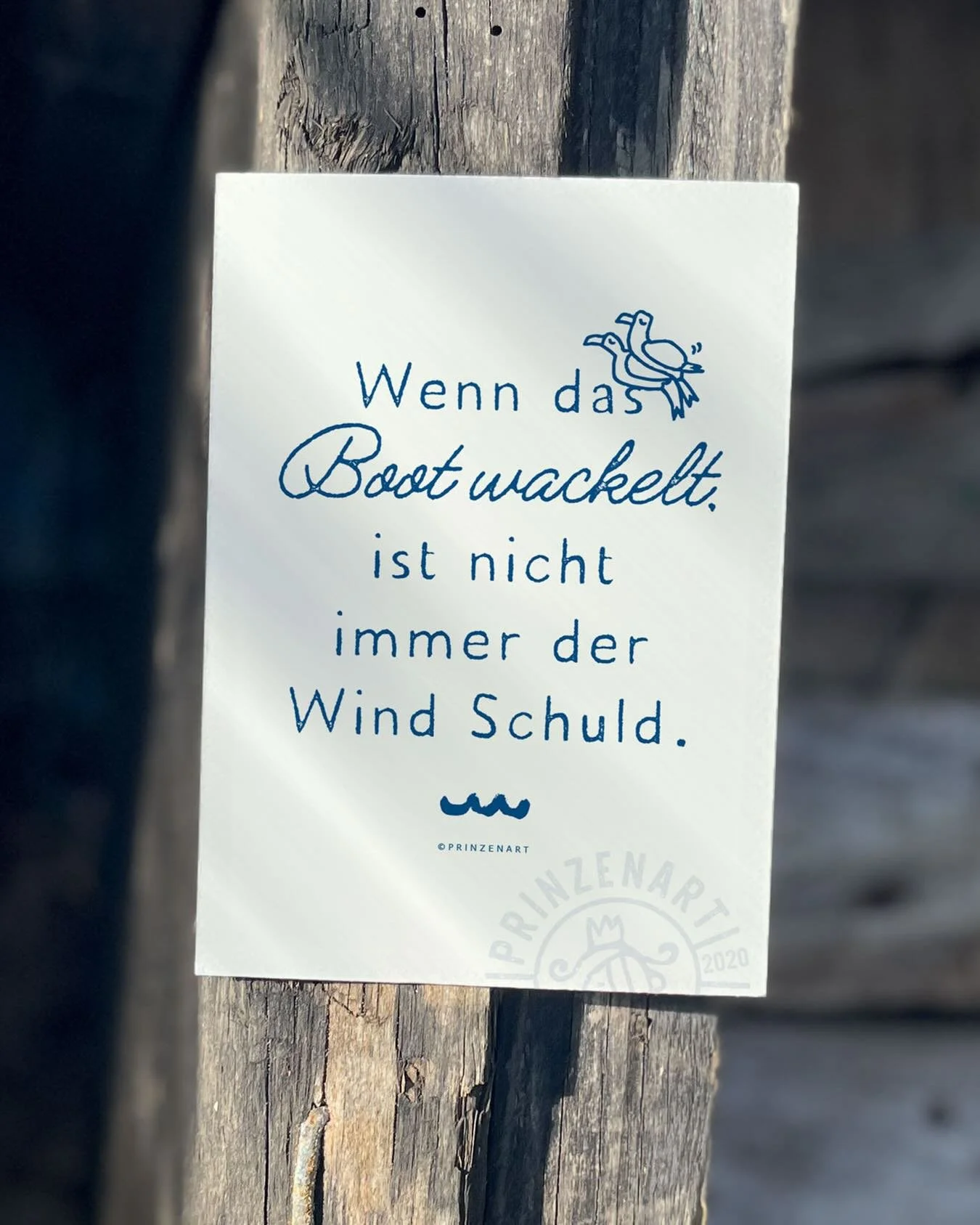 🤓 Was hilft gegen Schietwetter? Motivierende Spr&uuml;che im Postkarten-Gl&uuml;ckspaket.
W&auml;hle deine Lieblingsmotive einzeln oder entdecke das komplette Set: 16 sorgf&auml;ltig ausgew&auml;hlte Designs, die Motivation, Lebensfreude und ein wen