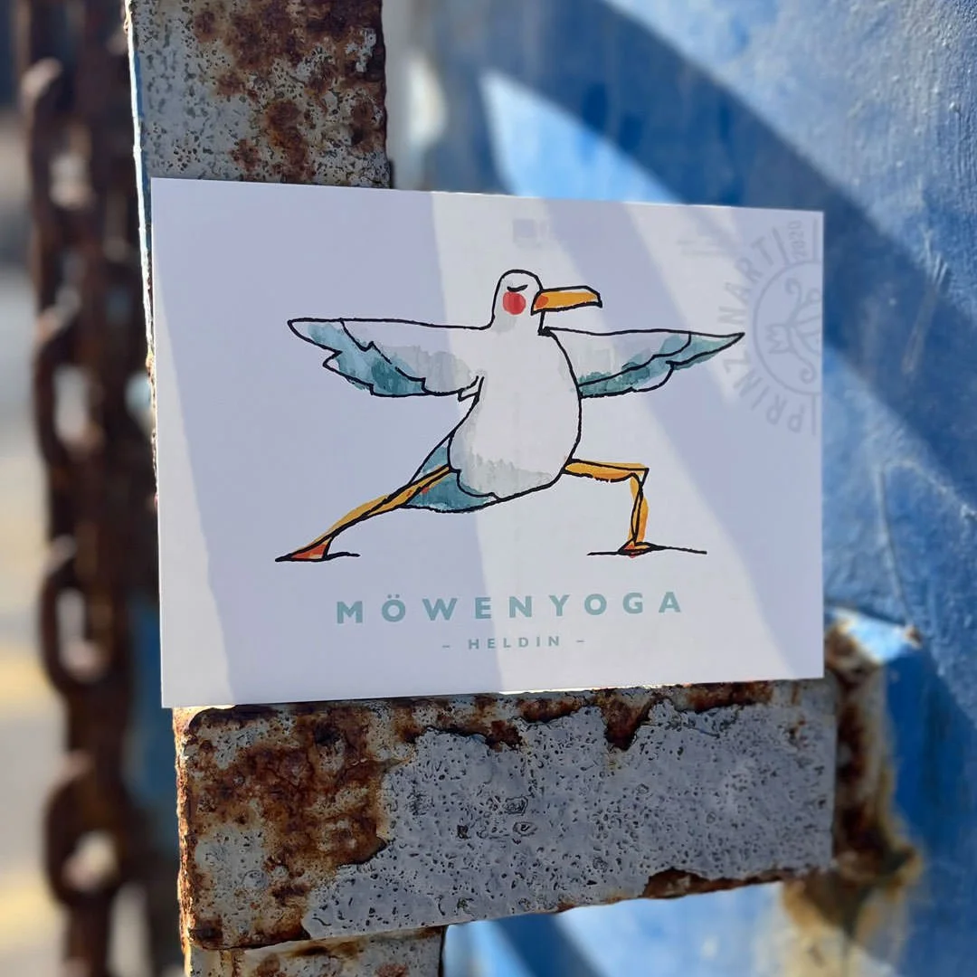 postkarte-yoga-moewe-heldin-2-hafen-shop.jpg