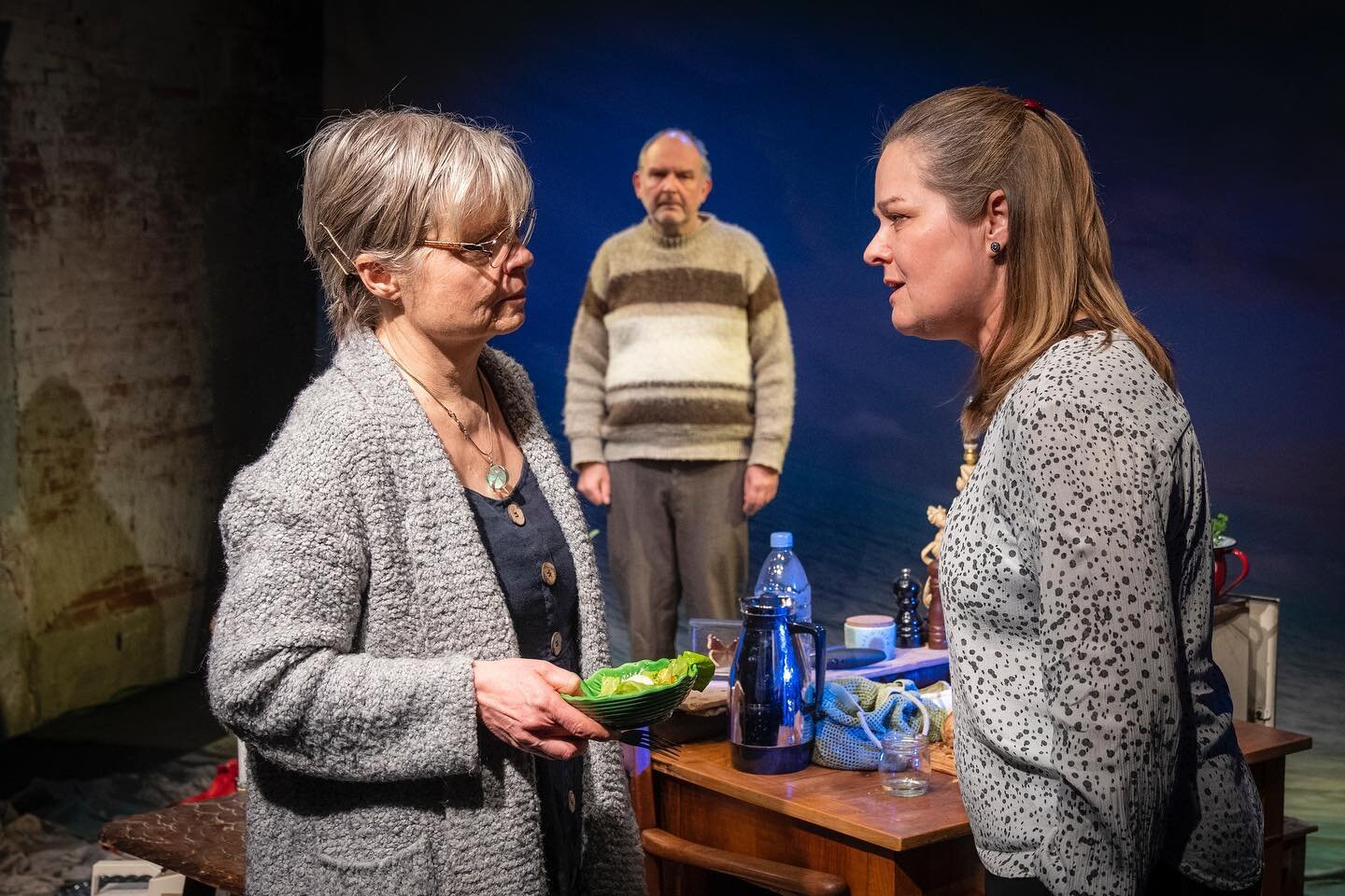 DIE KINDER
Von Lucy Kirkwood

Diese Woche zu Gast @thiktheaterimkornhaus Baden

Eine Flutwelle hat in einem Atomkraftwerk an der englischen K&uuml;ste zum Super-GAU gef&uuml;hrt. Hazel und Robin, mittlerweile Fr&uuml;hrentner und Biobauern, haben den