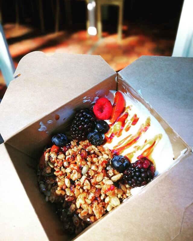 The sun is shining above Paris ! How about grabbing a granola on your way to work? 🦋🐬🦋🌈🐬💋#takeawayistheonlywayiknow#granolamaison #veggiebreakfast #healthyfood #vegan #glutenfree