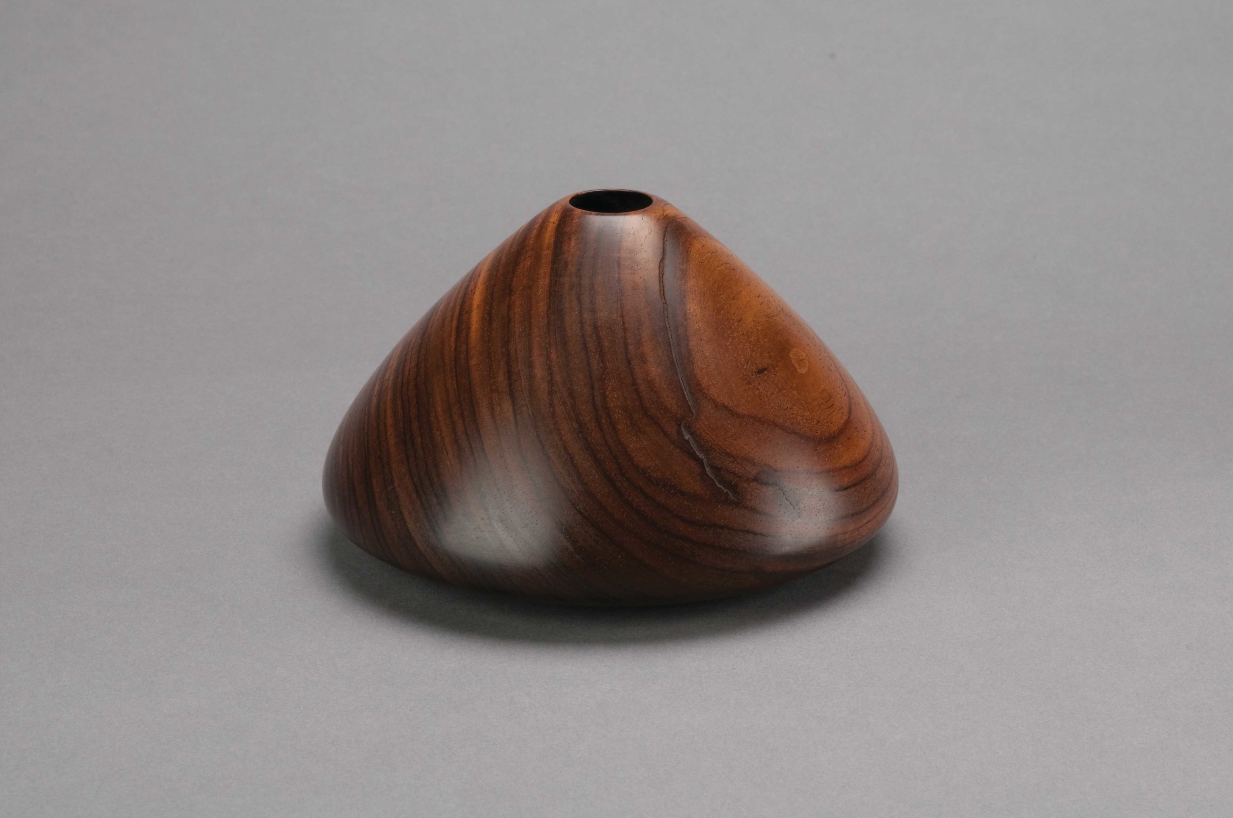 Fig. 18. David Ellsworth, United States. Vessel , 1978. Cocobolo rosewood. 3 x 4 ¾ in. dia. Donated by Kay Sekimachi. The Center for Art in Wood’s Museum Collection. OBJ 514. Photo: John Carlano