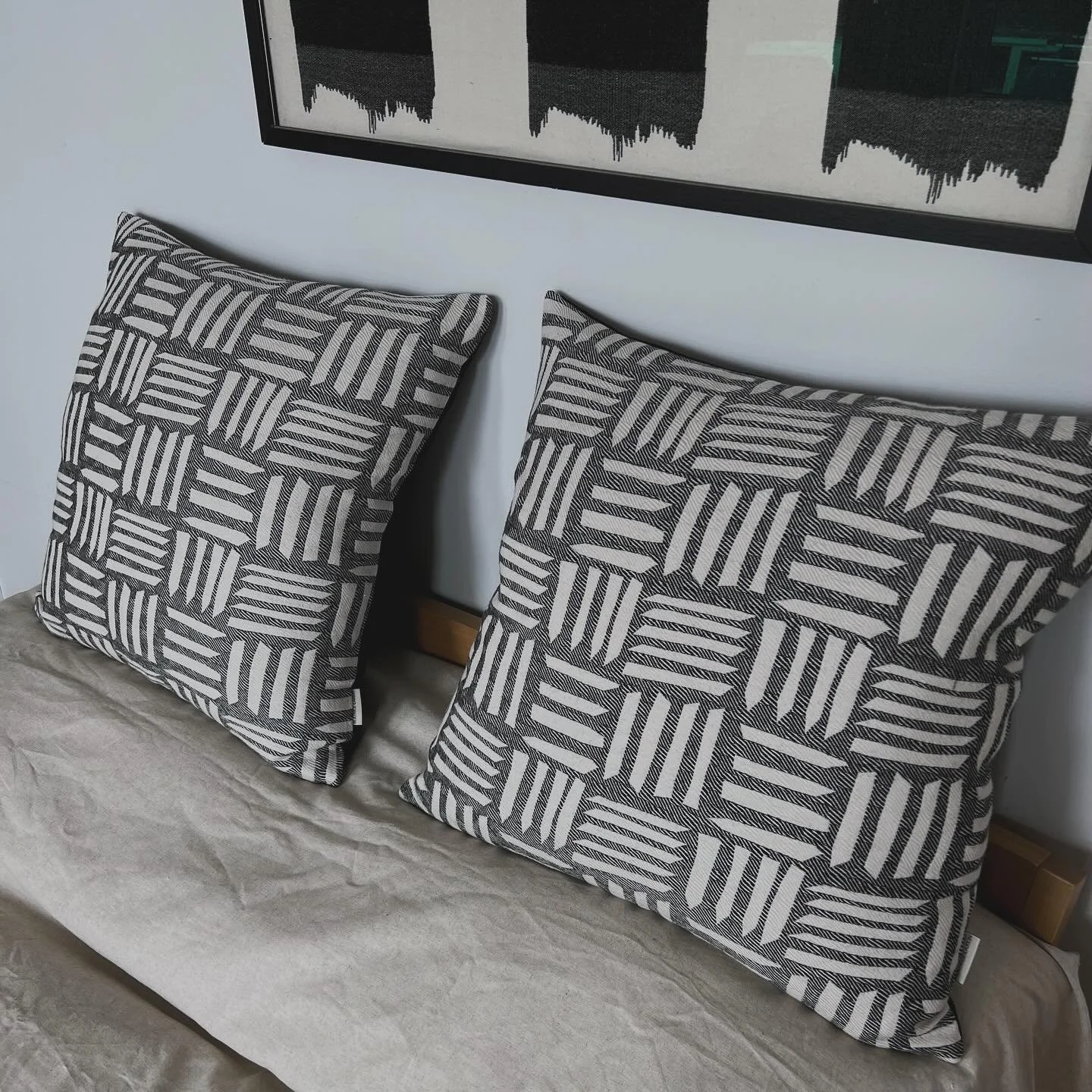 A pair of large merino Cut Dark cushions sitting proud 💫 😊 
.
.
.
#beatricelarkin #merinowool #woveninengland #textiles #monochrometextiles #monochromeinteriors