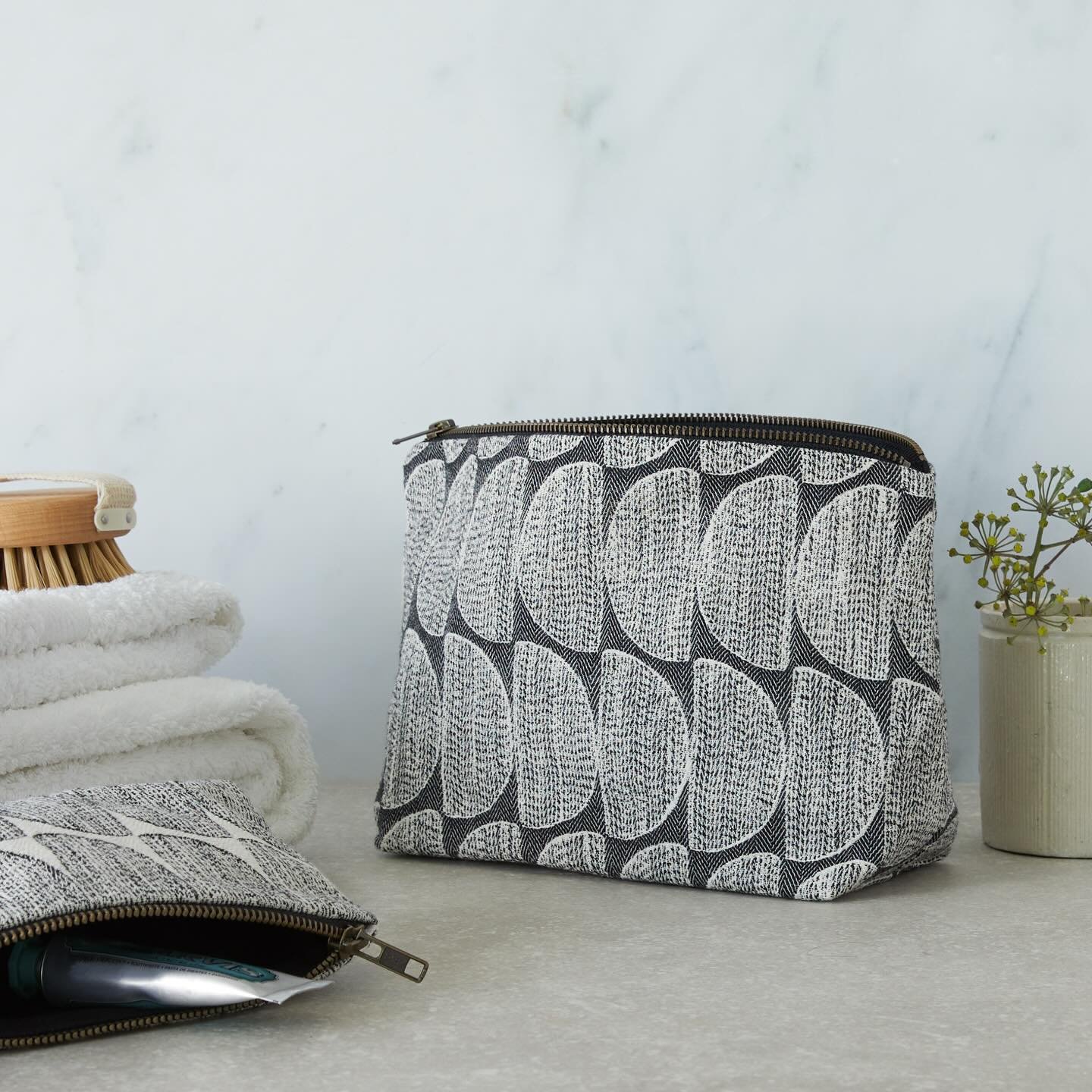 ✨Stocking fillers ✨
It&rsquo;s those last few days for Christmas shopping (last shipping Wednesday 17th December). These wash bags make the perfect stocking filler / secret Santa.
Made with our recycled cotton fabrics and lined with a black organic w