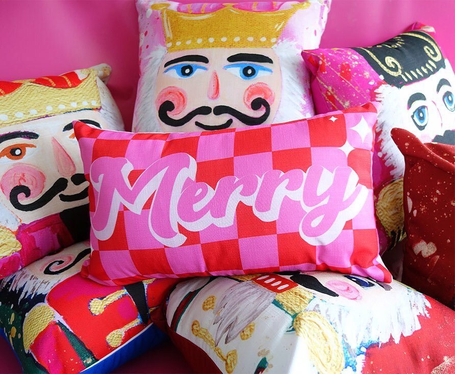 Merry + Nutcracker pillows pair well with making spirits bright! The Merry pillow is here! 🎄🎁🎉
.
.
.
.
.
.
.
.
.
.
#nutcracker #nutcrackerdecor #merry #merrypillow #decorativepillows #holidaypillows #christmaspillows #merrydecor #festive #pinkandr