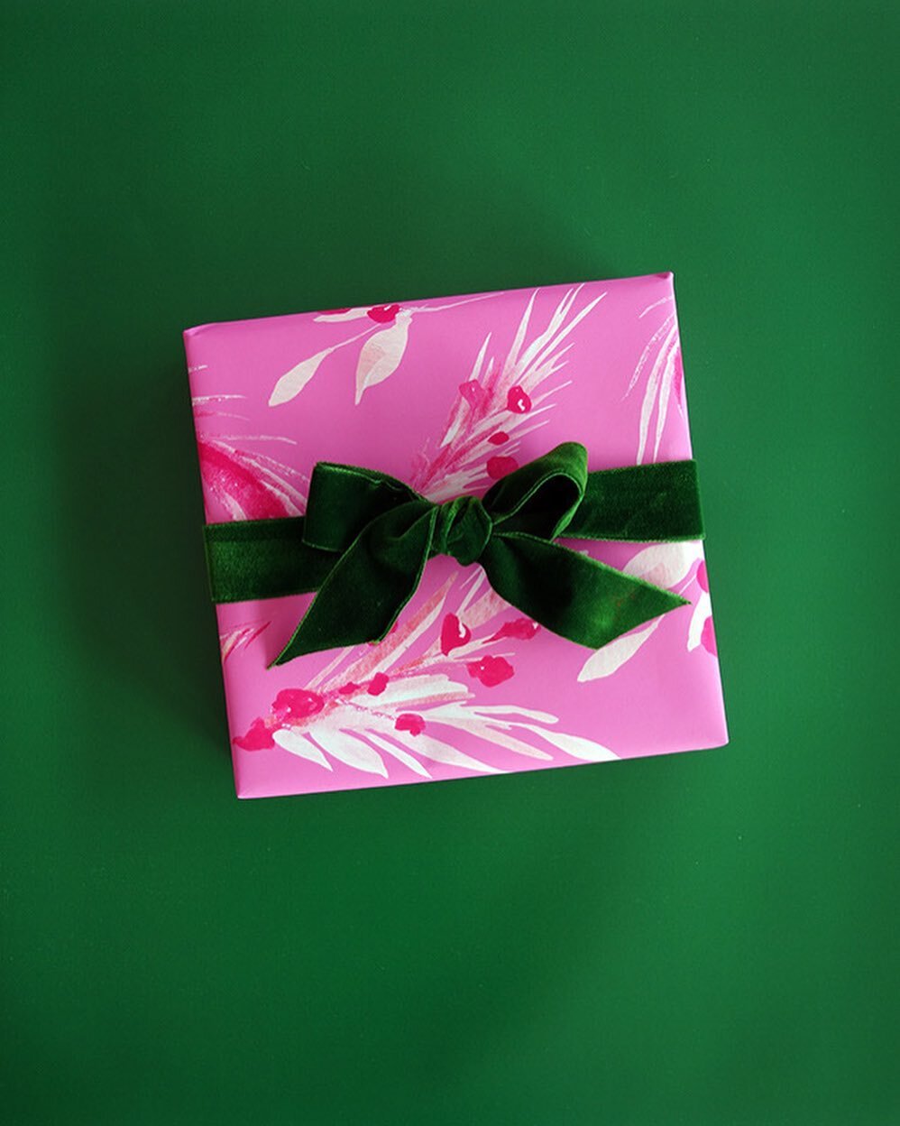 Gift wrap your presents with holiday cheer in our new Pink Holly Berry wrapping paper. 🎄❤️🎁