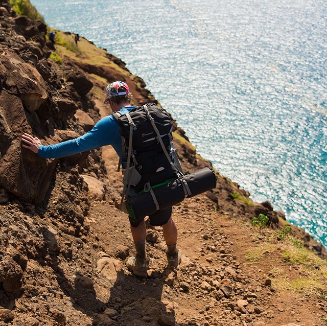 Swipe left to check out some of the highlights from the Kalalau trail hike. Was only slightly worried about falling off the cliff here 😬