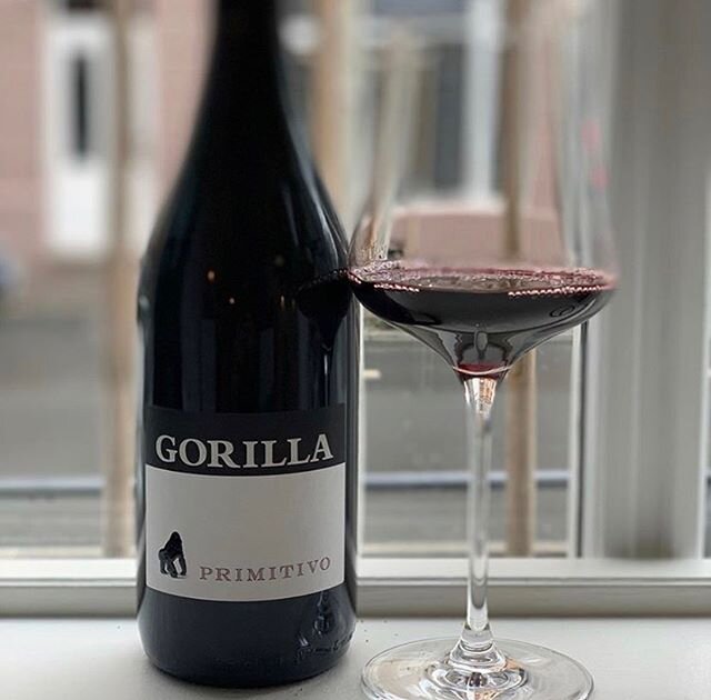 Thanks @3wallstreet for sharing your #GlassOfGorilla 🍷🦍
&bull;
&bull;
&bull;
#gorilla #wine #redwine #winelovers #savethegorillas #wineoclock