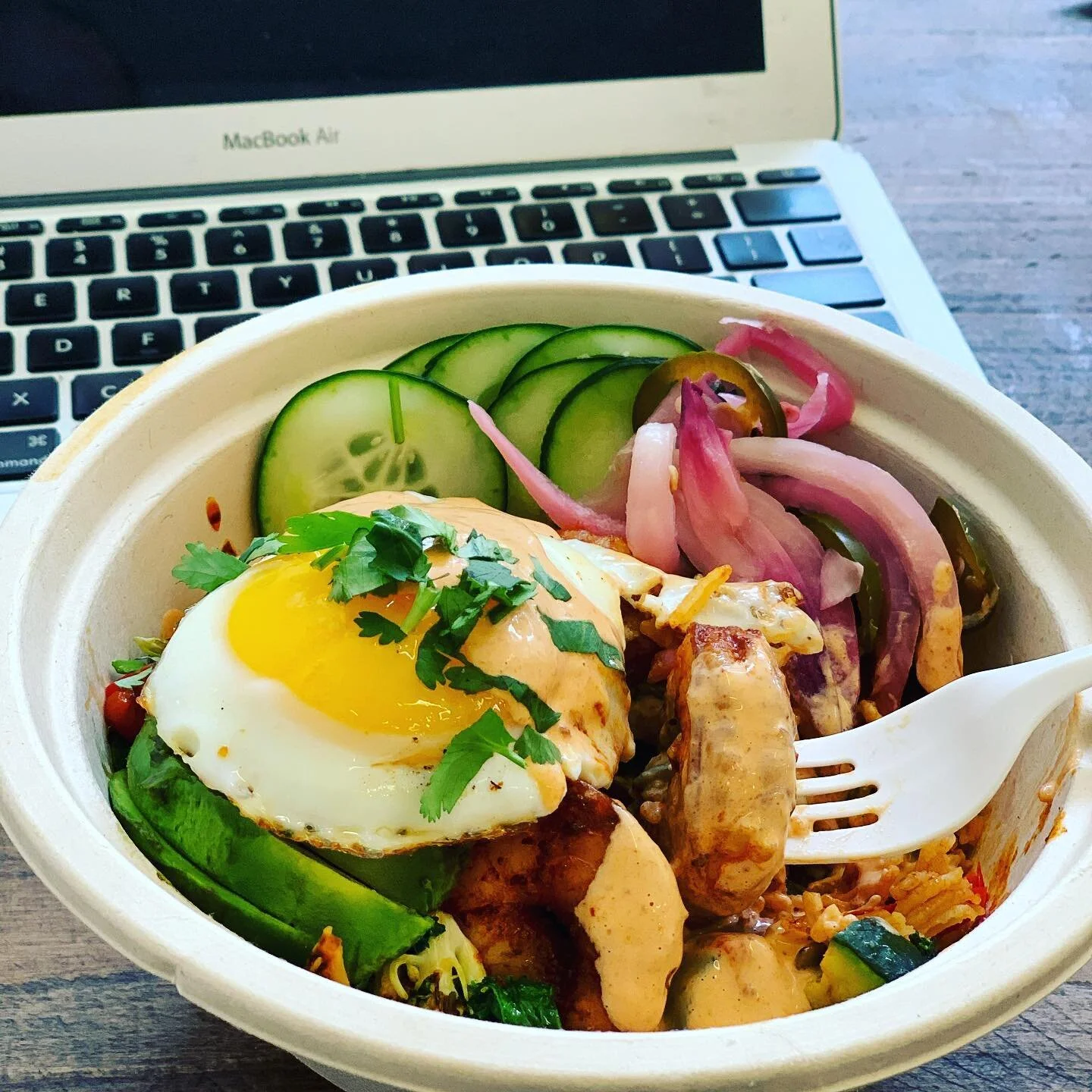 Current status: #HANGRY !! 
Got my Shrimp with Rice &amp; Veggie, Add that fried egg, Avo and Chingona. I&rsquo;ll be good in a Sec 😅🍴

#wednesdayvibes #chicaoakland #hungry #chicanacooking #oaklandfoodie #oaklandfood