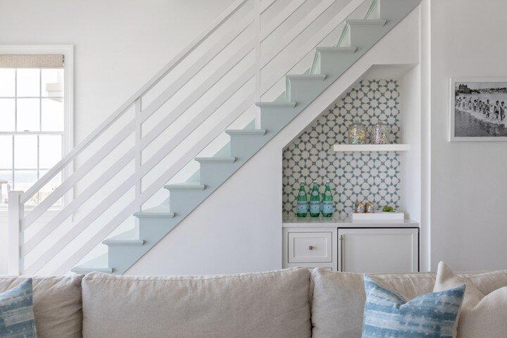 One of my favorite details from this Manasquan beach house is the minty blue staircase. The lemonade bar in the nook was a fun one too. Add some vintage photography and we&rsquo;re good!​​​​​​​​​
📸: @raquellangworthy.photo

For more on this project,