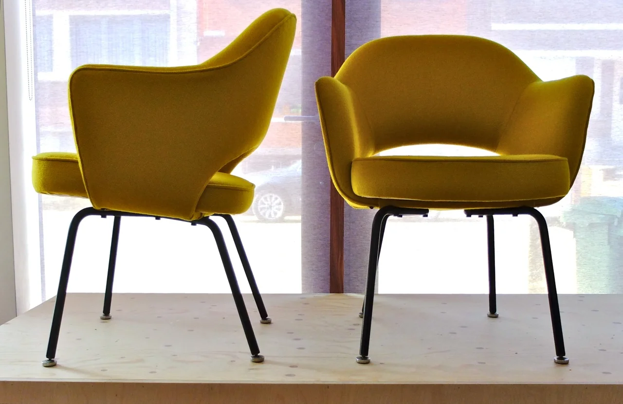   Conference chair van Saarinen voor Knoll   Stof: Hallingdal 65 van &nbsp;Kvadrat  