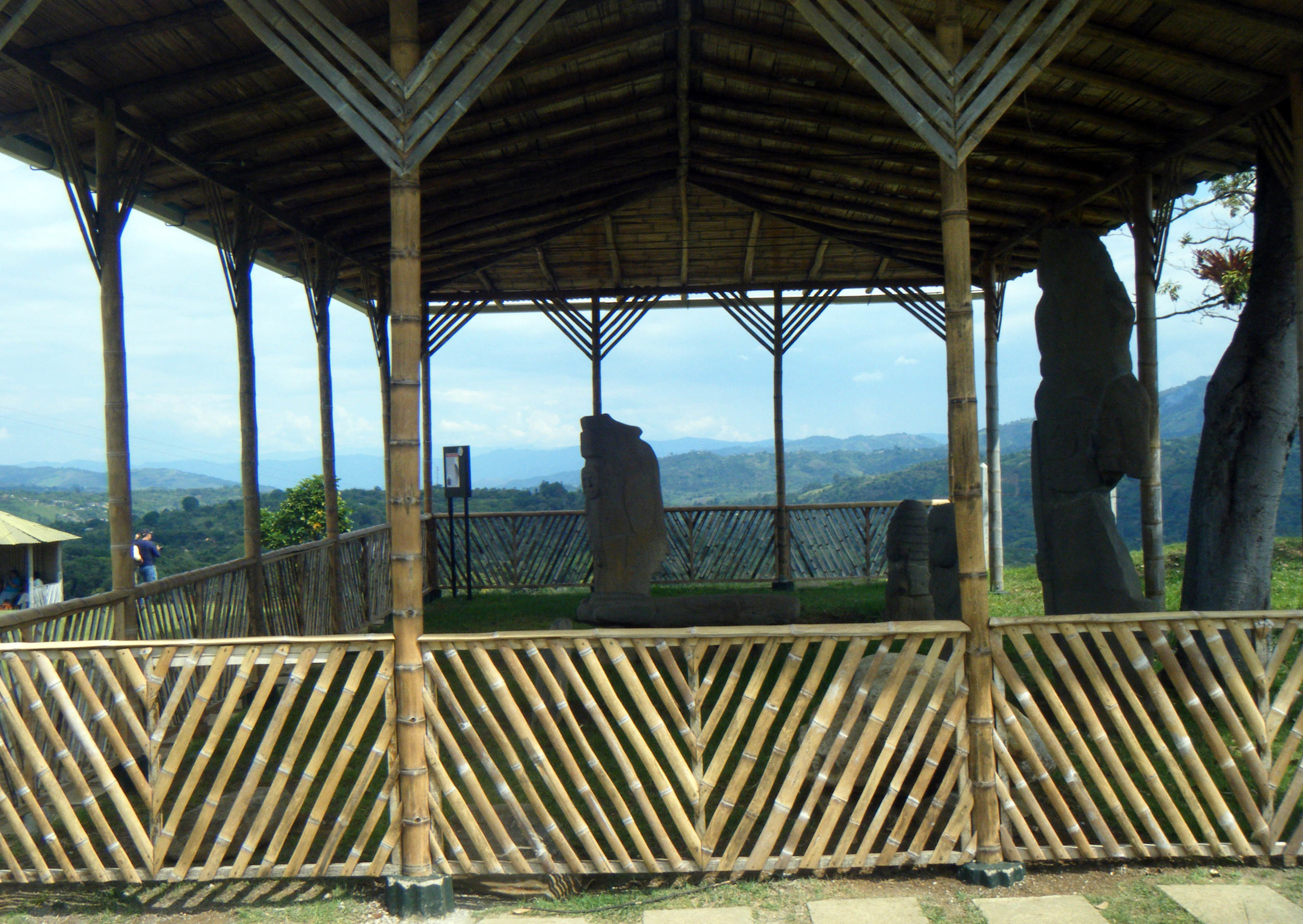 statues and paisaje.jpg