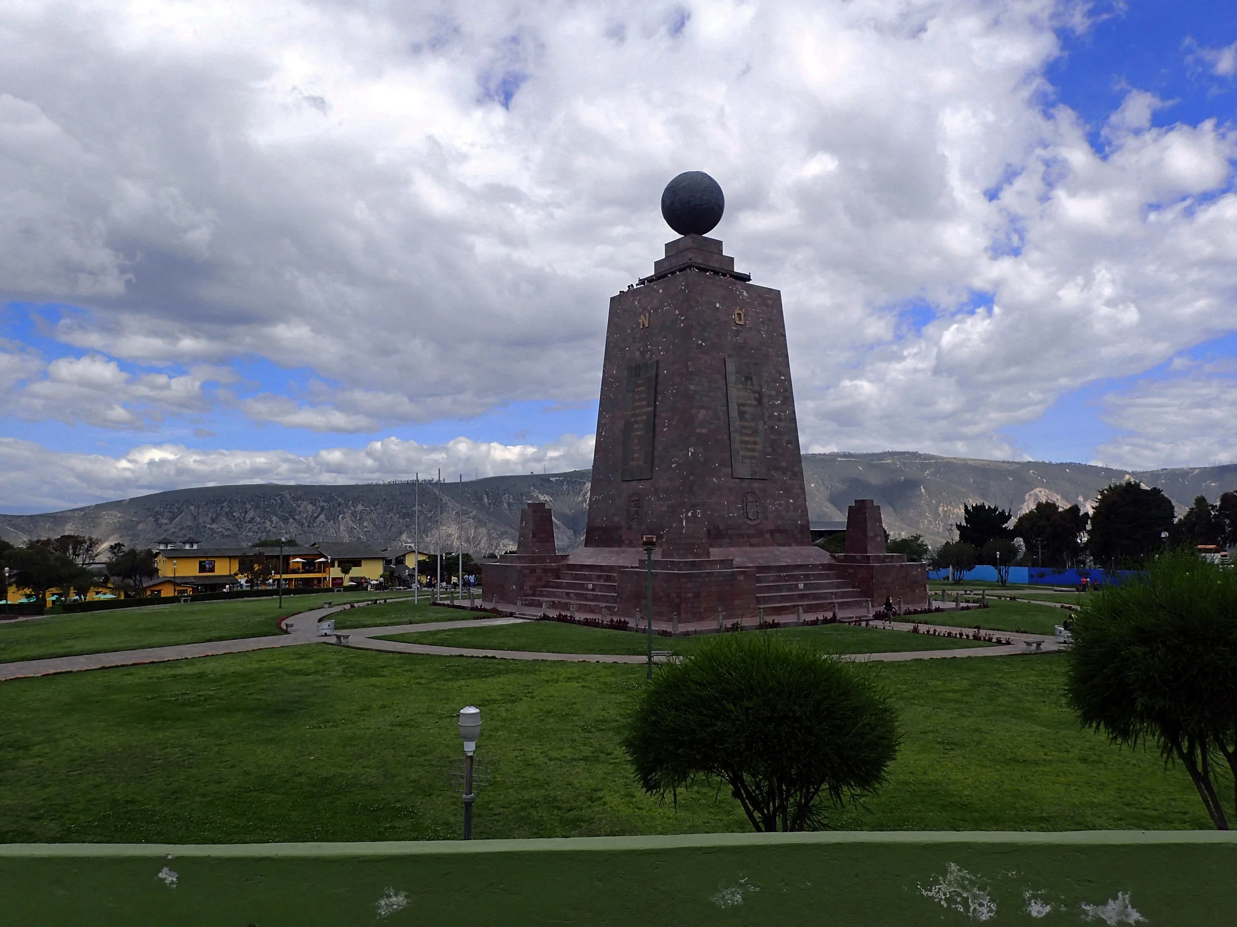 la mitad del mundo.jpg