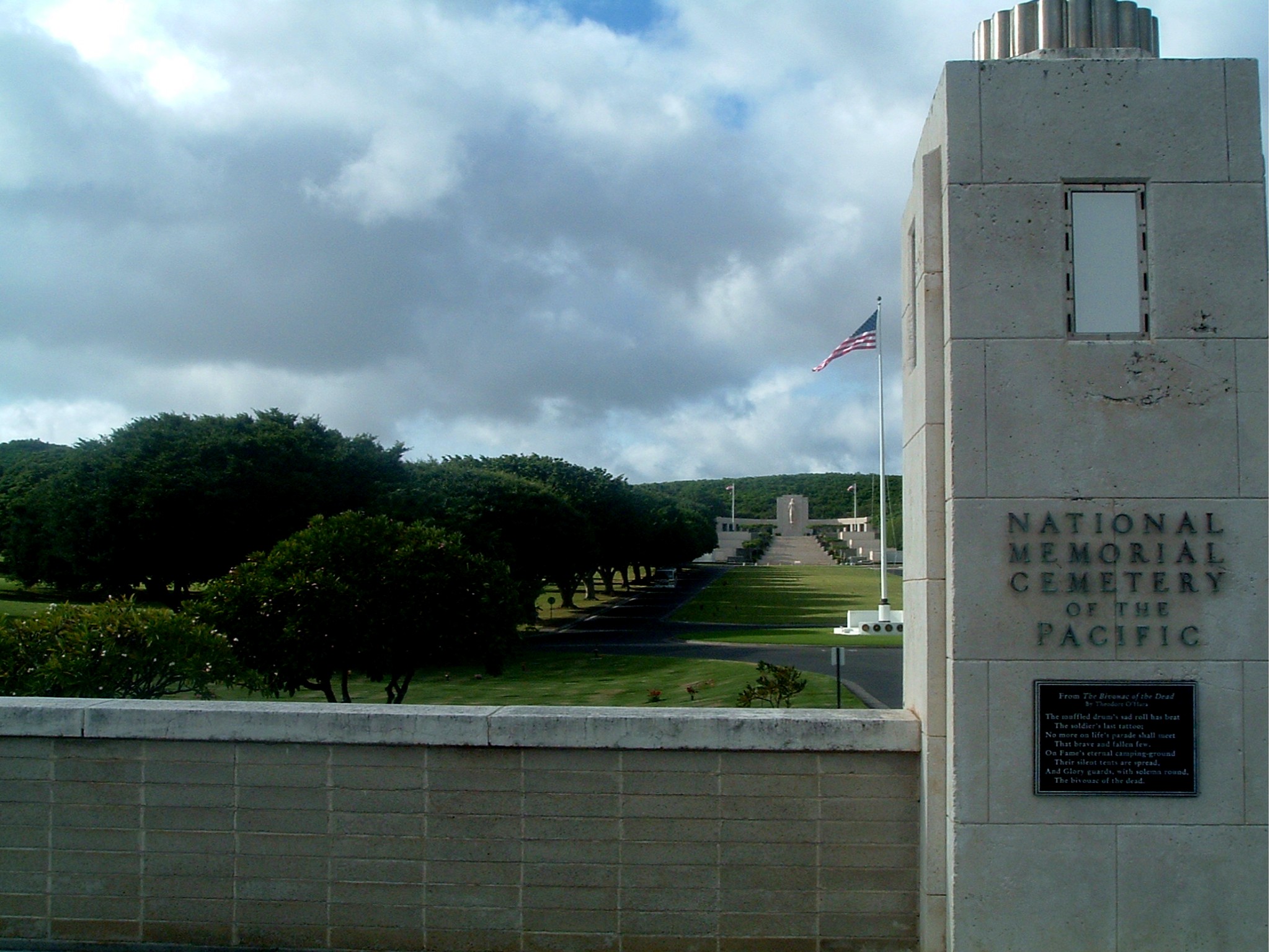 national cemetary of the pacific 11-17-04.JPG