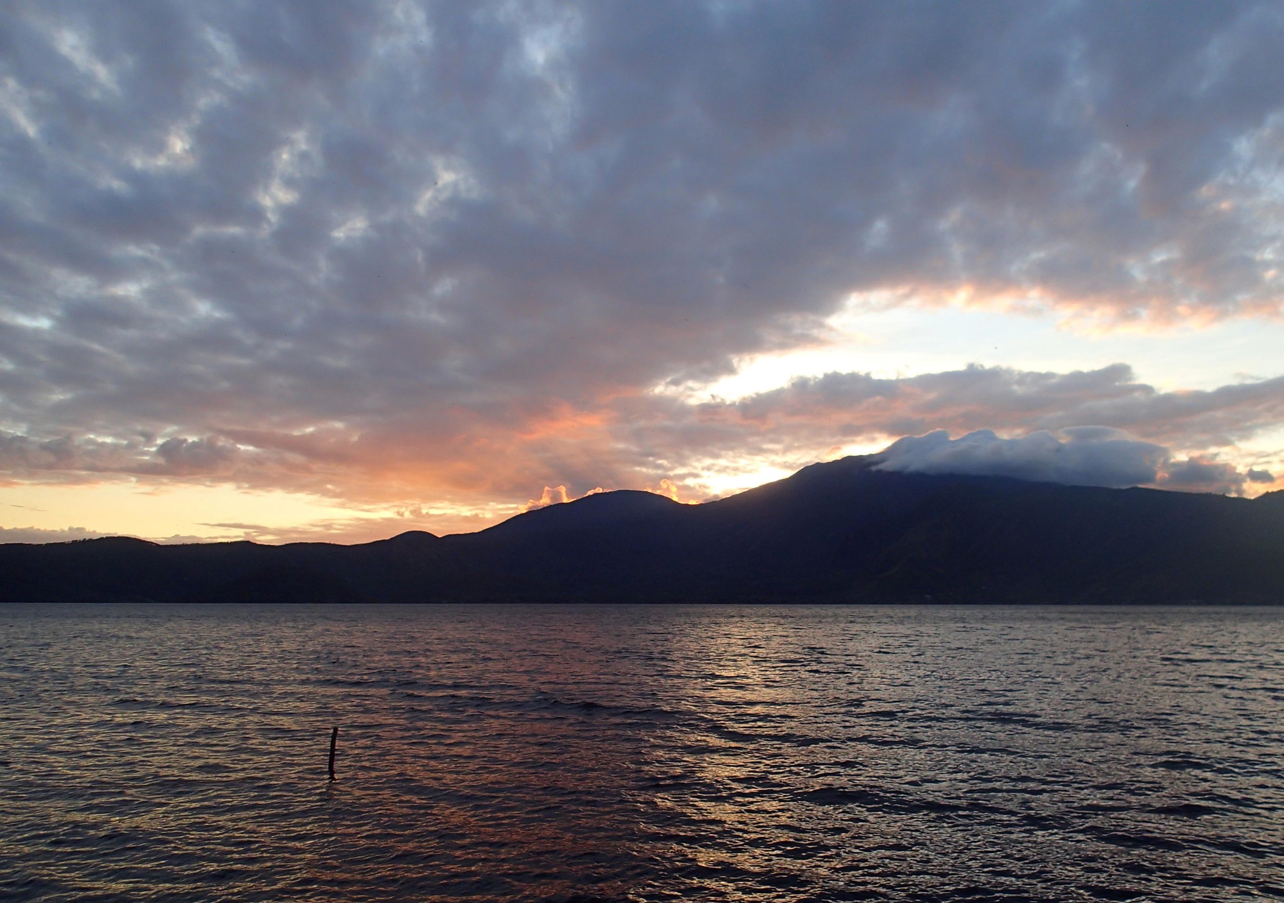 sunset at Lago de Coatepeque.jpg