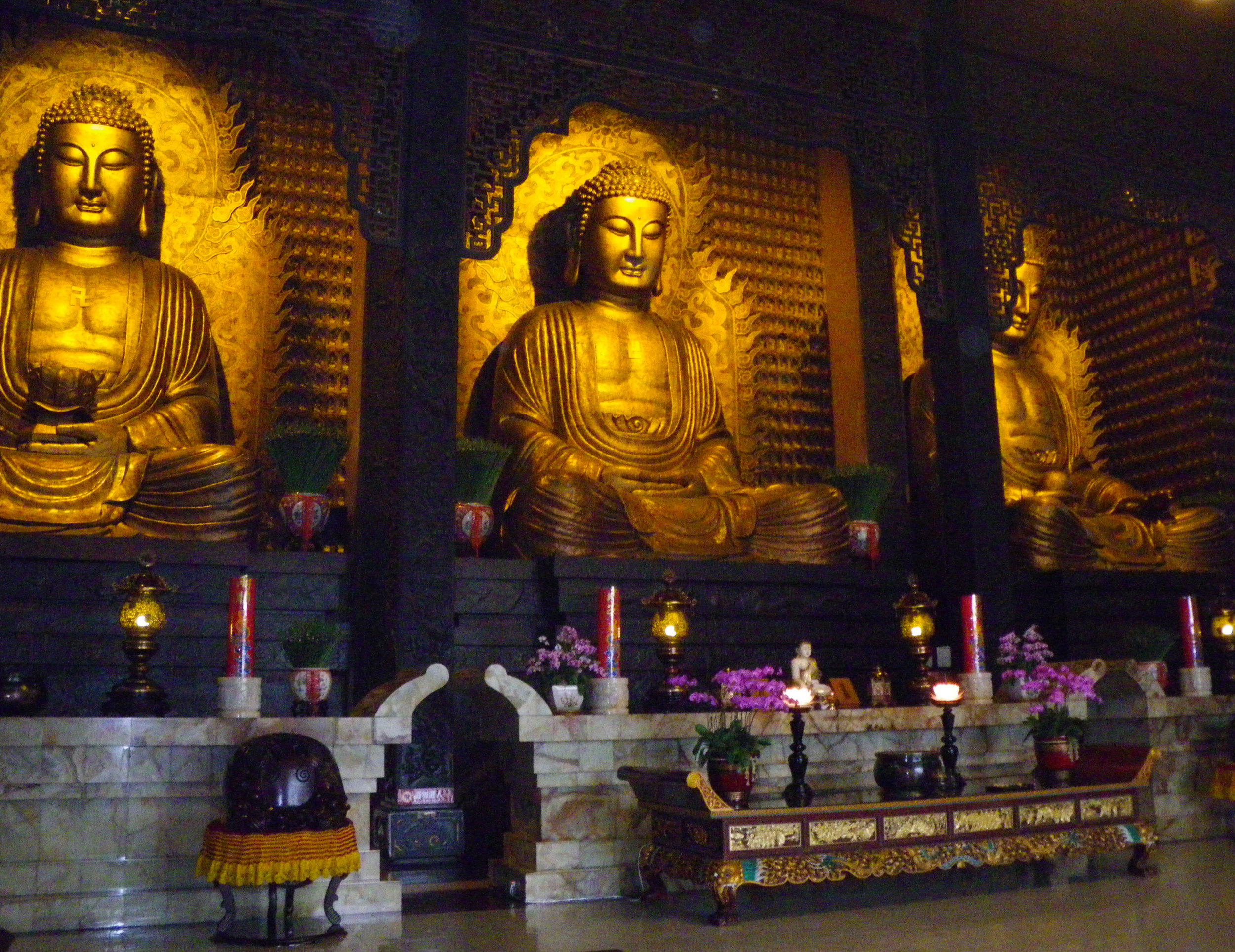 Foguangshan main shrine 4-24-10.jpg