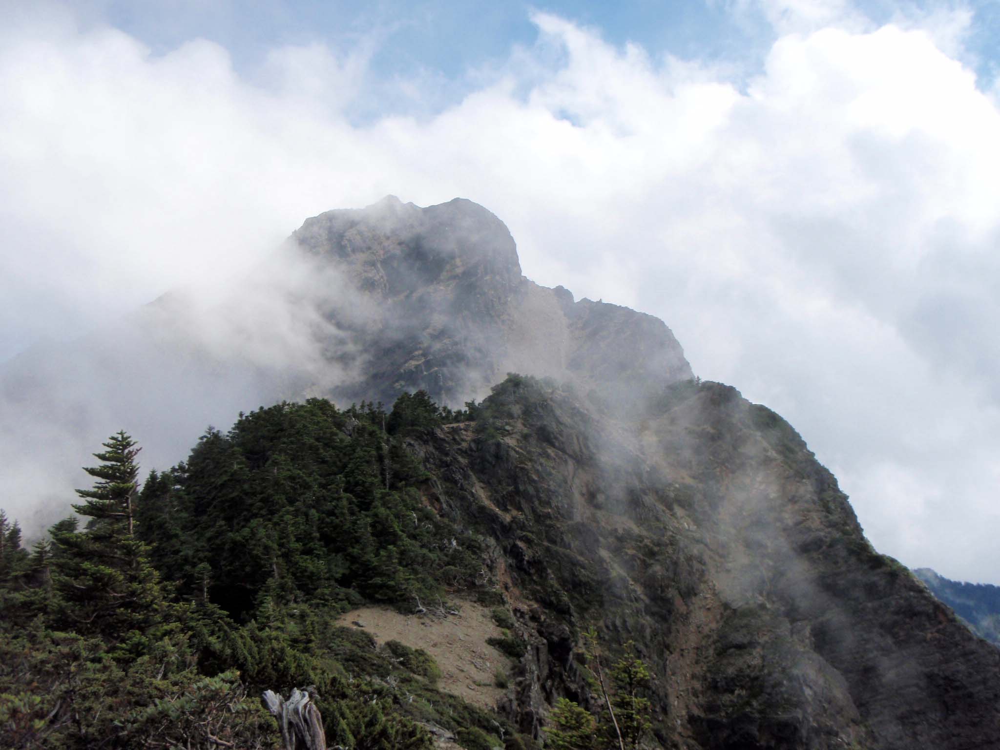 Yushan peak in mist.jpg