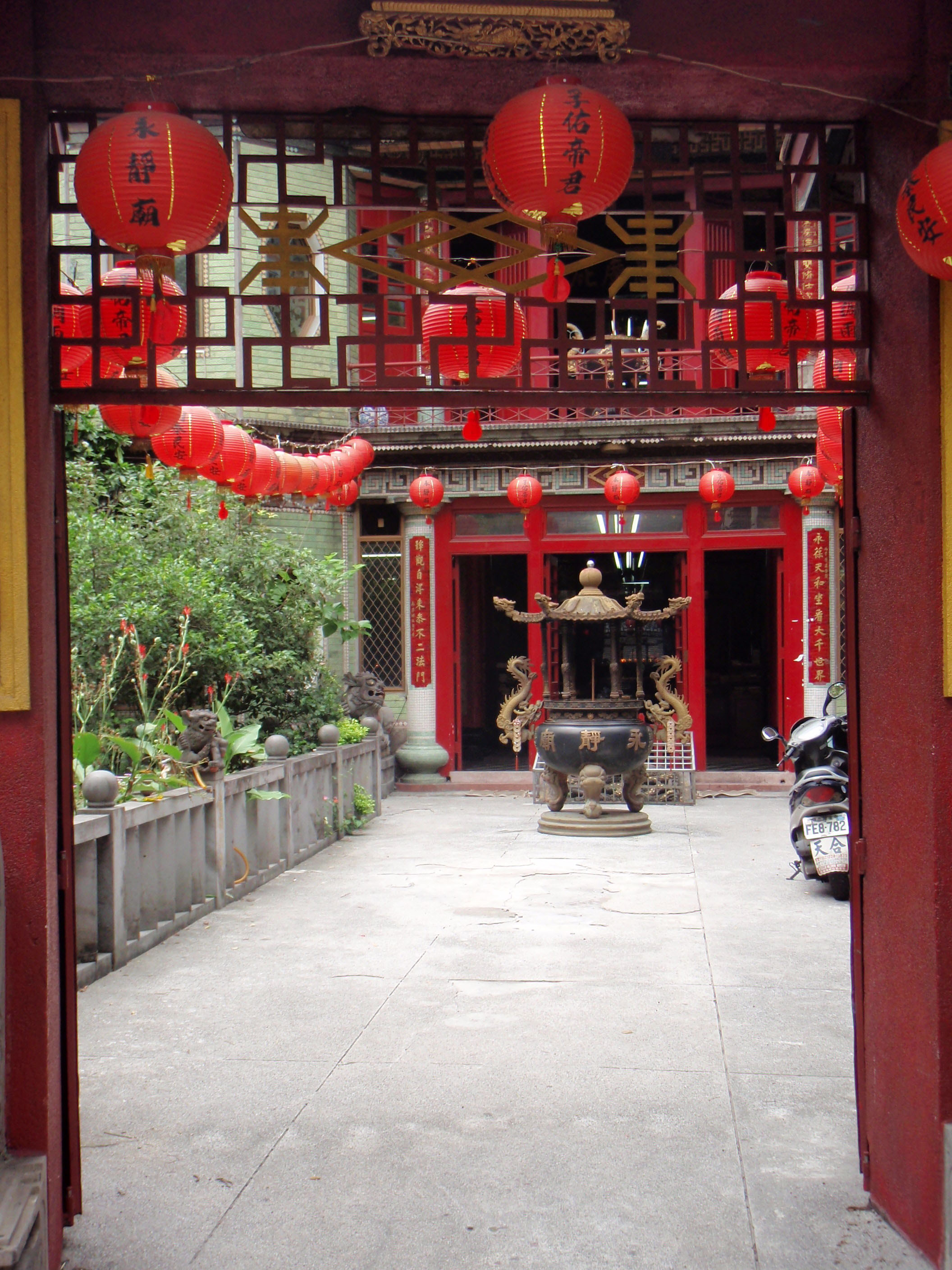 Taipei temple.jpg