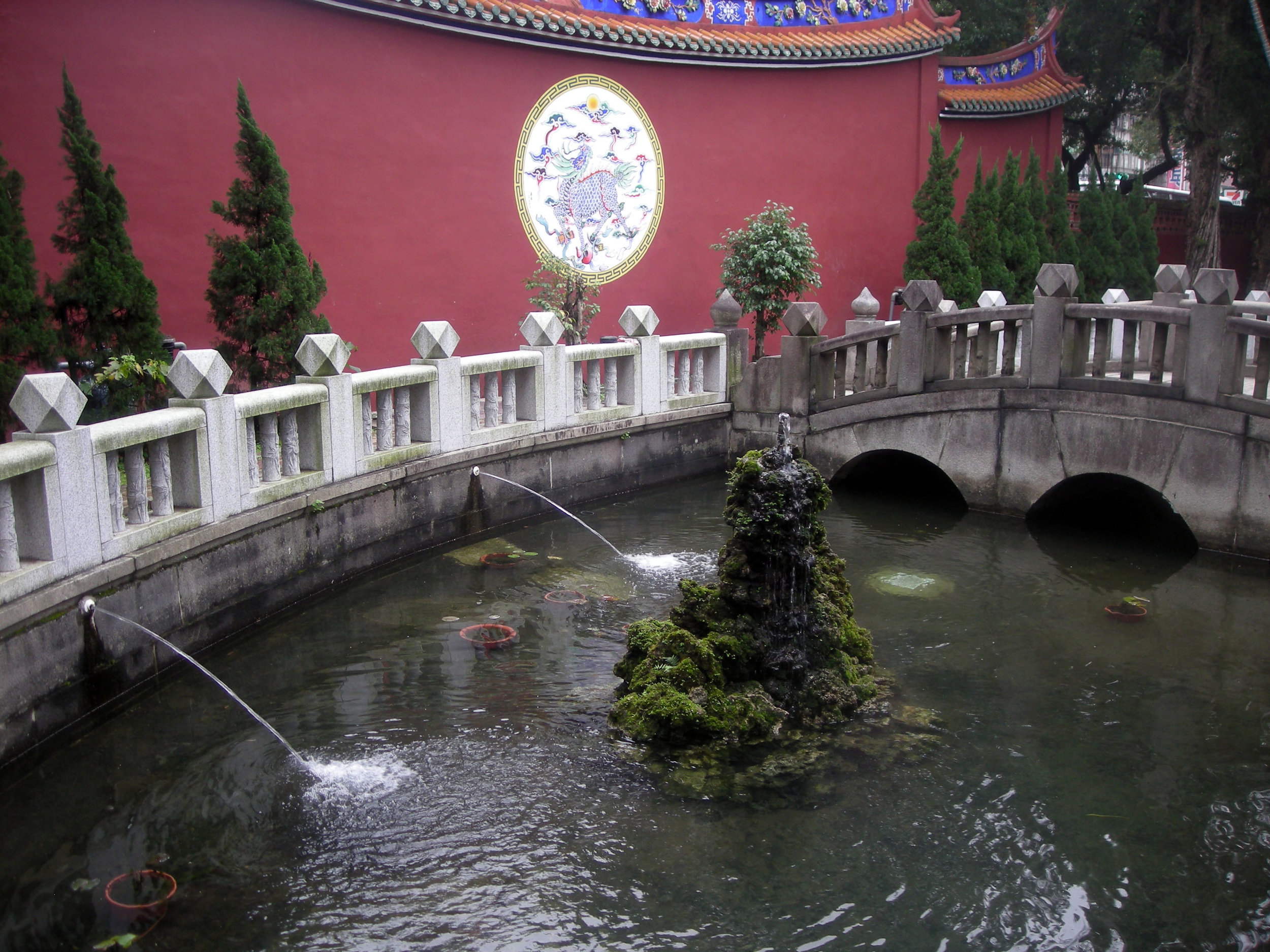 Confucious temple pond.jpg