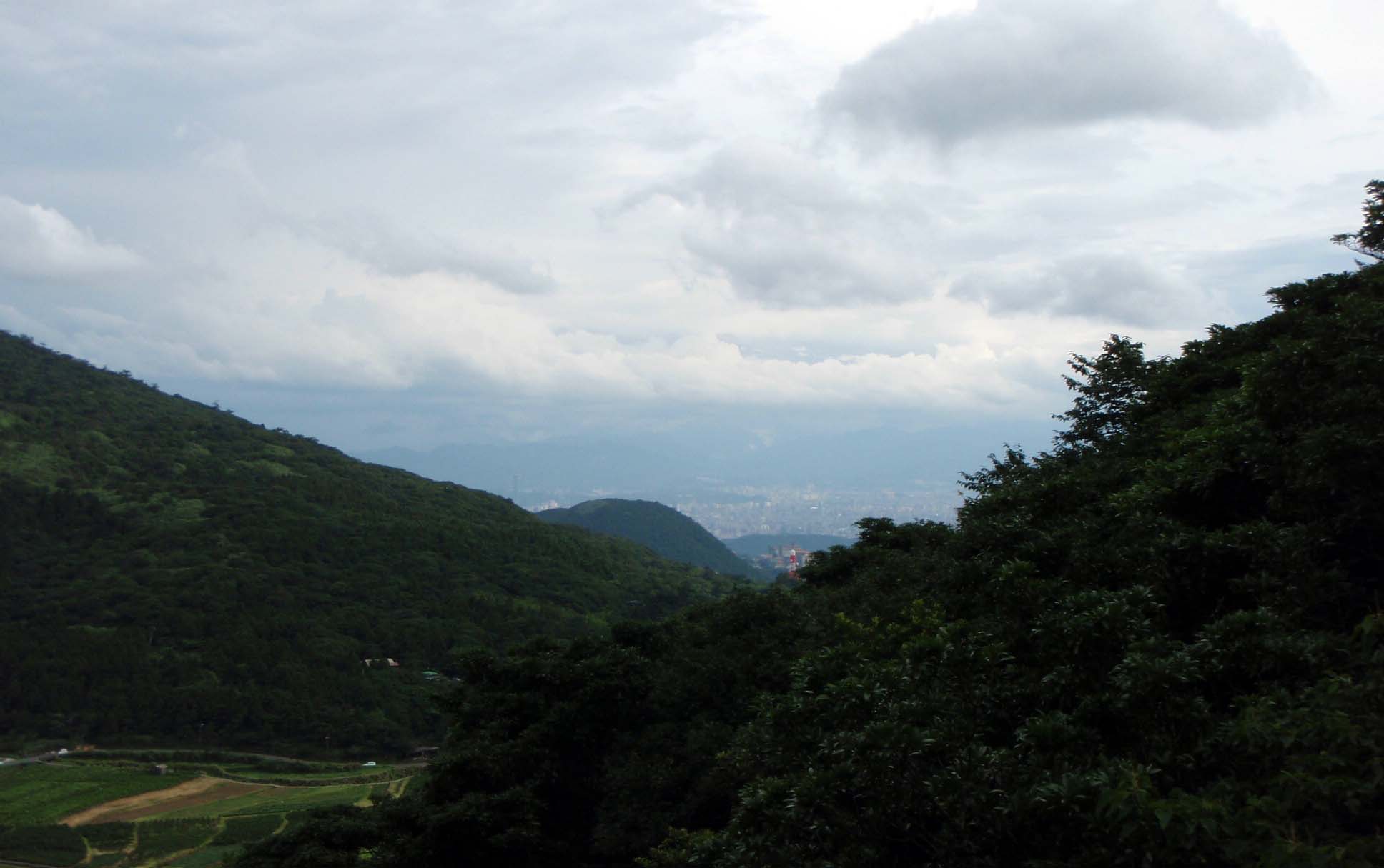 Taipei from the surrounding highlands.jpg