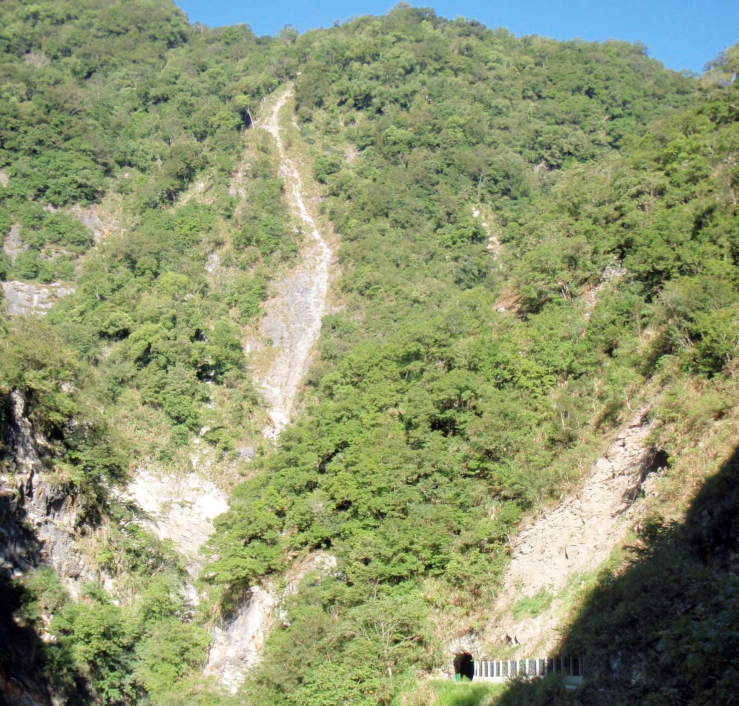 Taroko mountain tunnel.jpg
