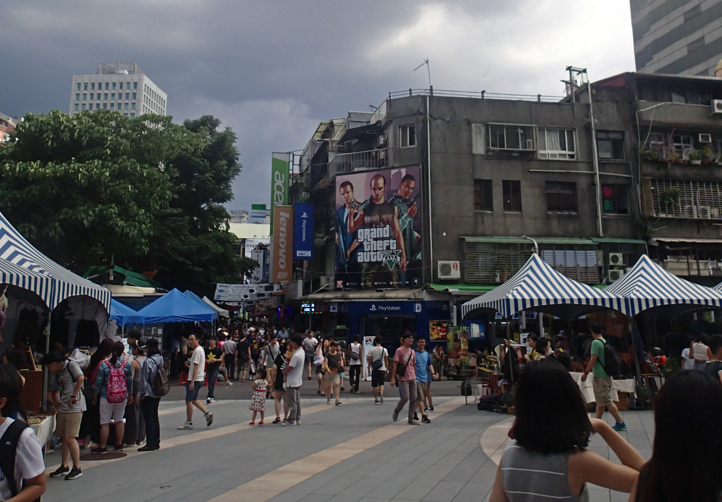 Taipei electronics neighborhood.jpg