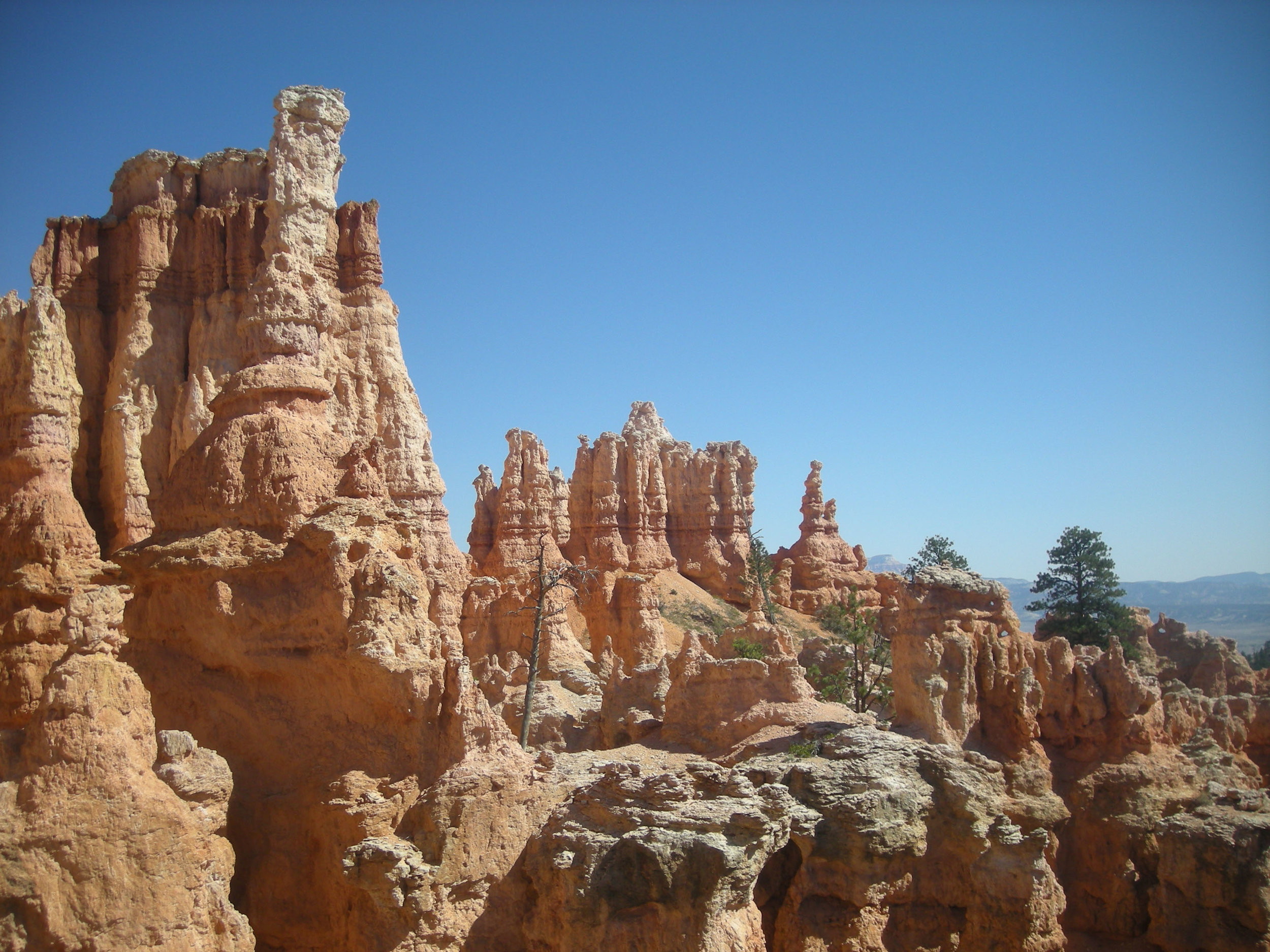 Queen's Garden hoodoos.jpg