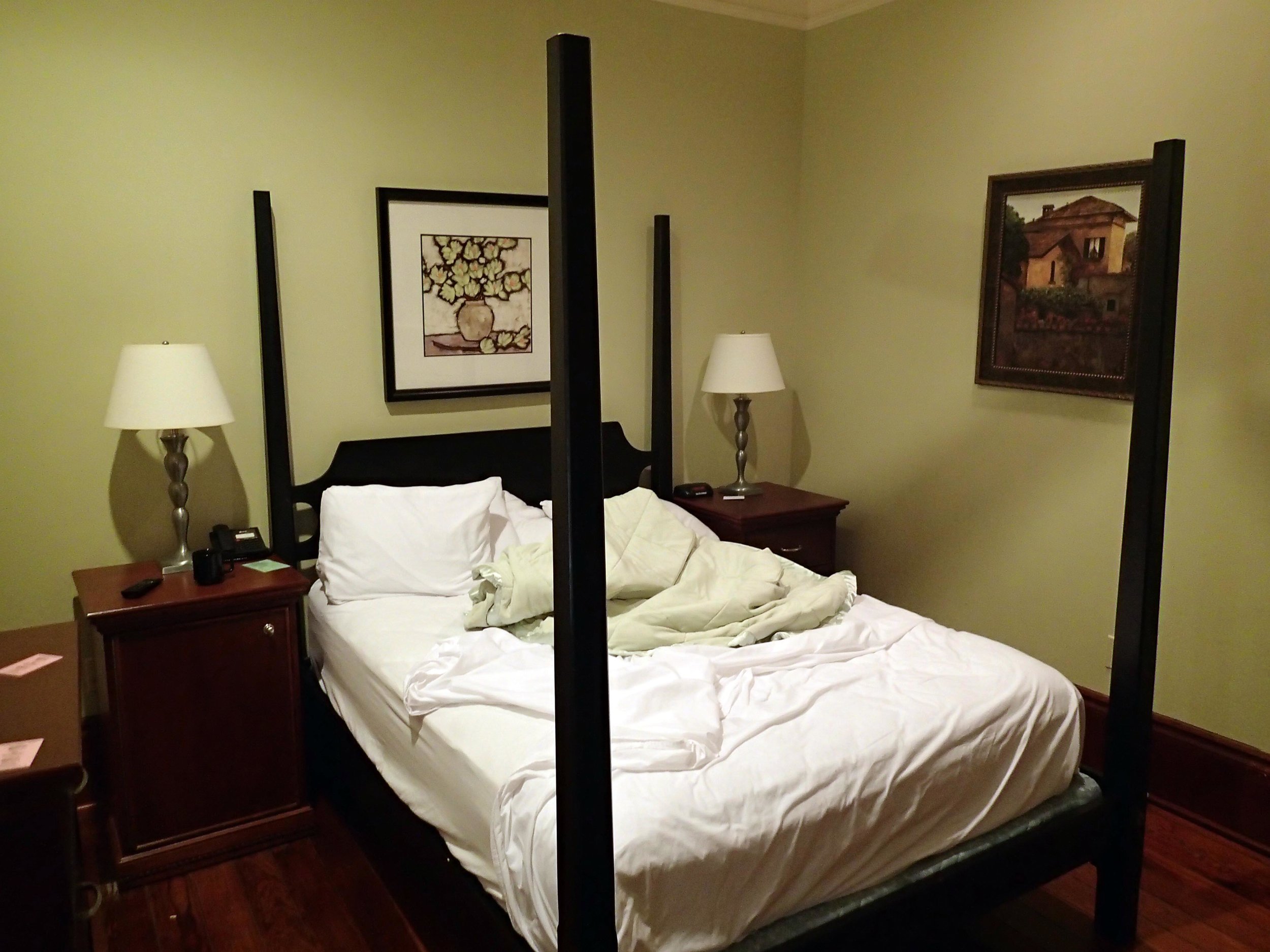 Queen bed room at Prytania Oaks.jpg
