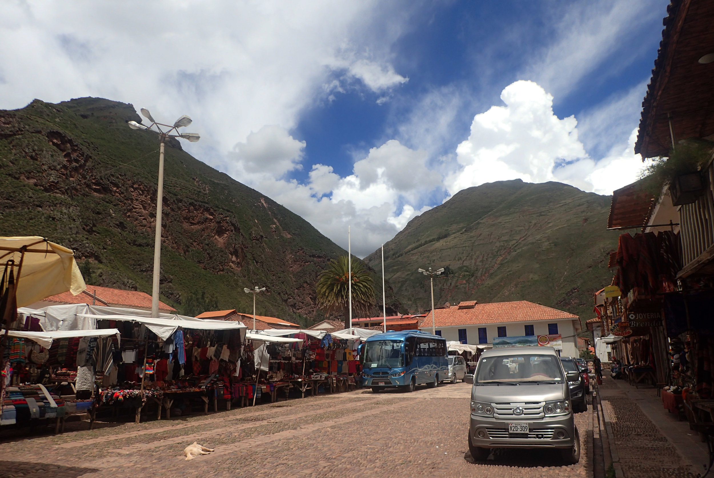 Pisac tourist market.jpg