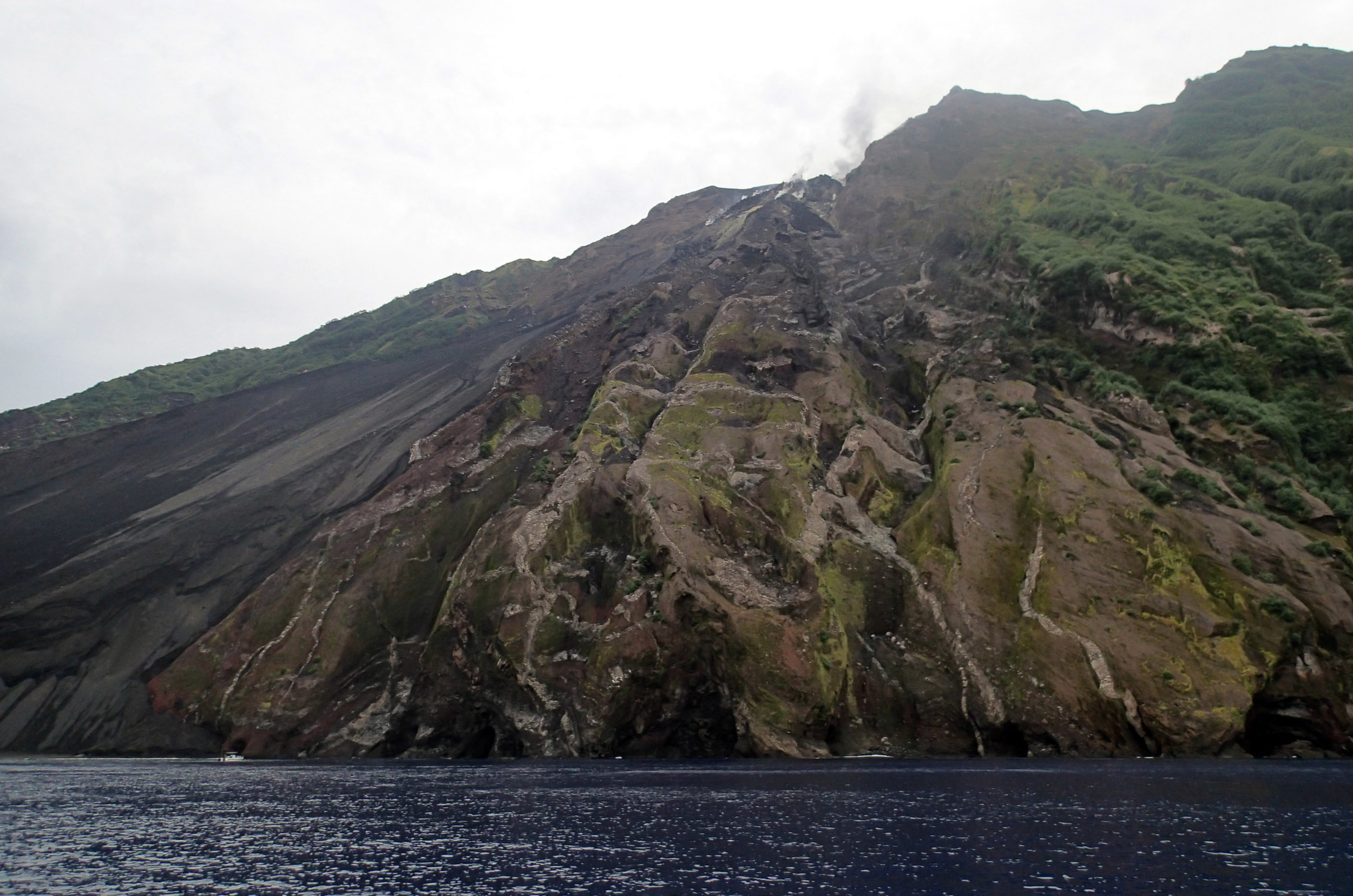 Tinakula volcano.jpg