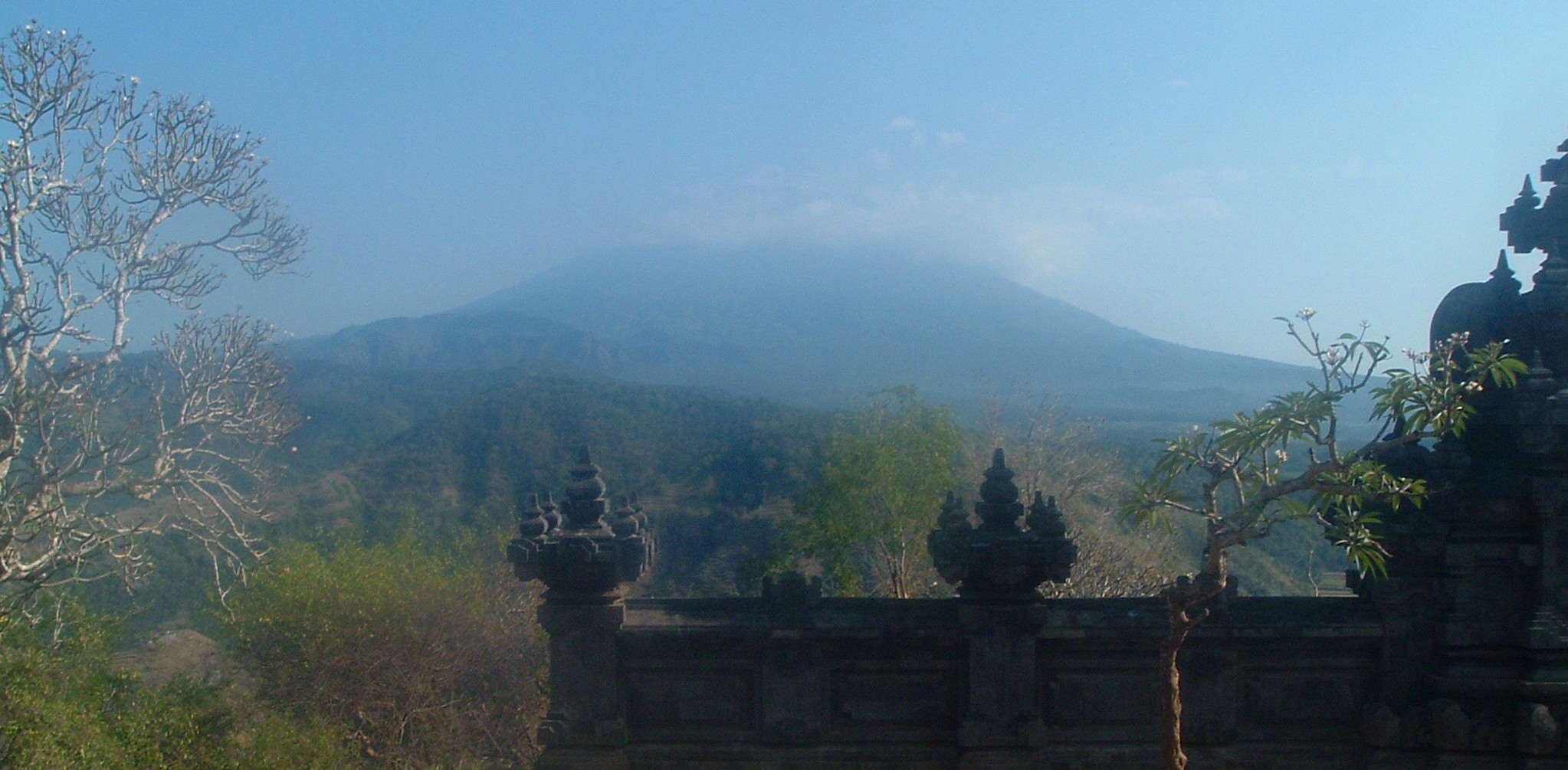 agung and temple.JPG