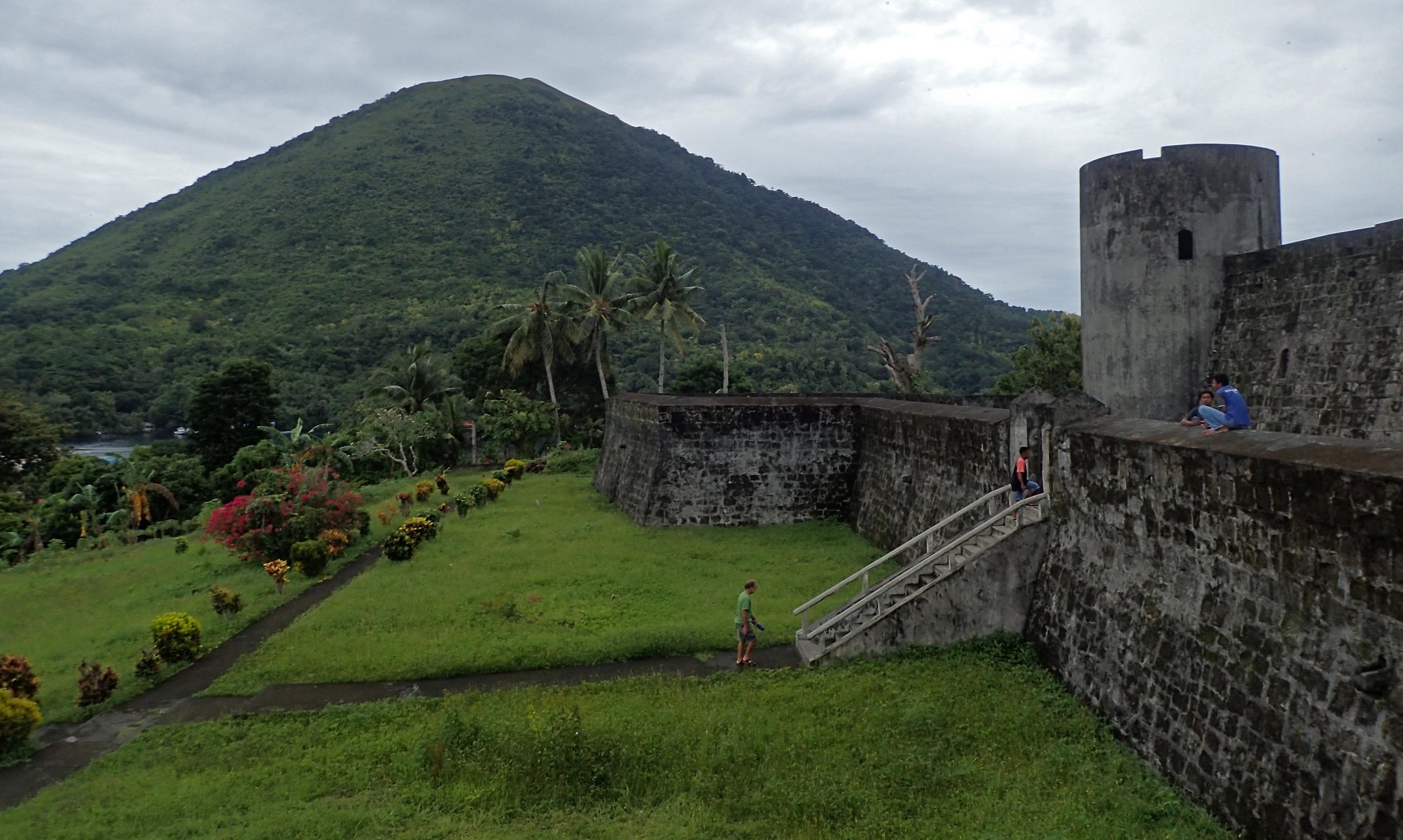 Dutch fort and Gunung Api.jpg