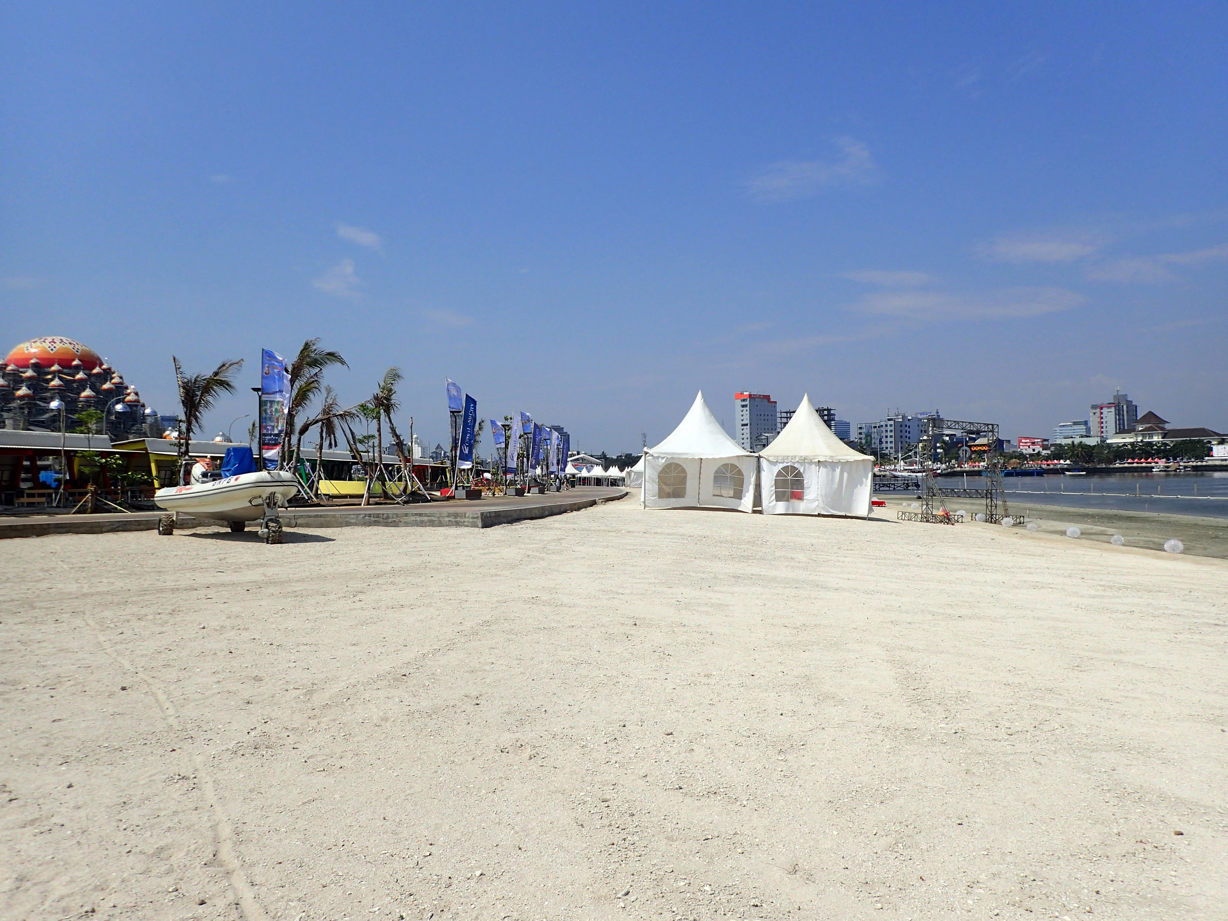 Makassar beach.jpg