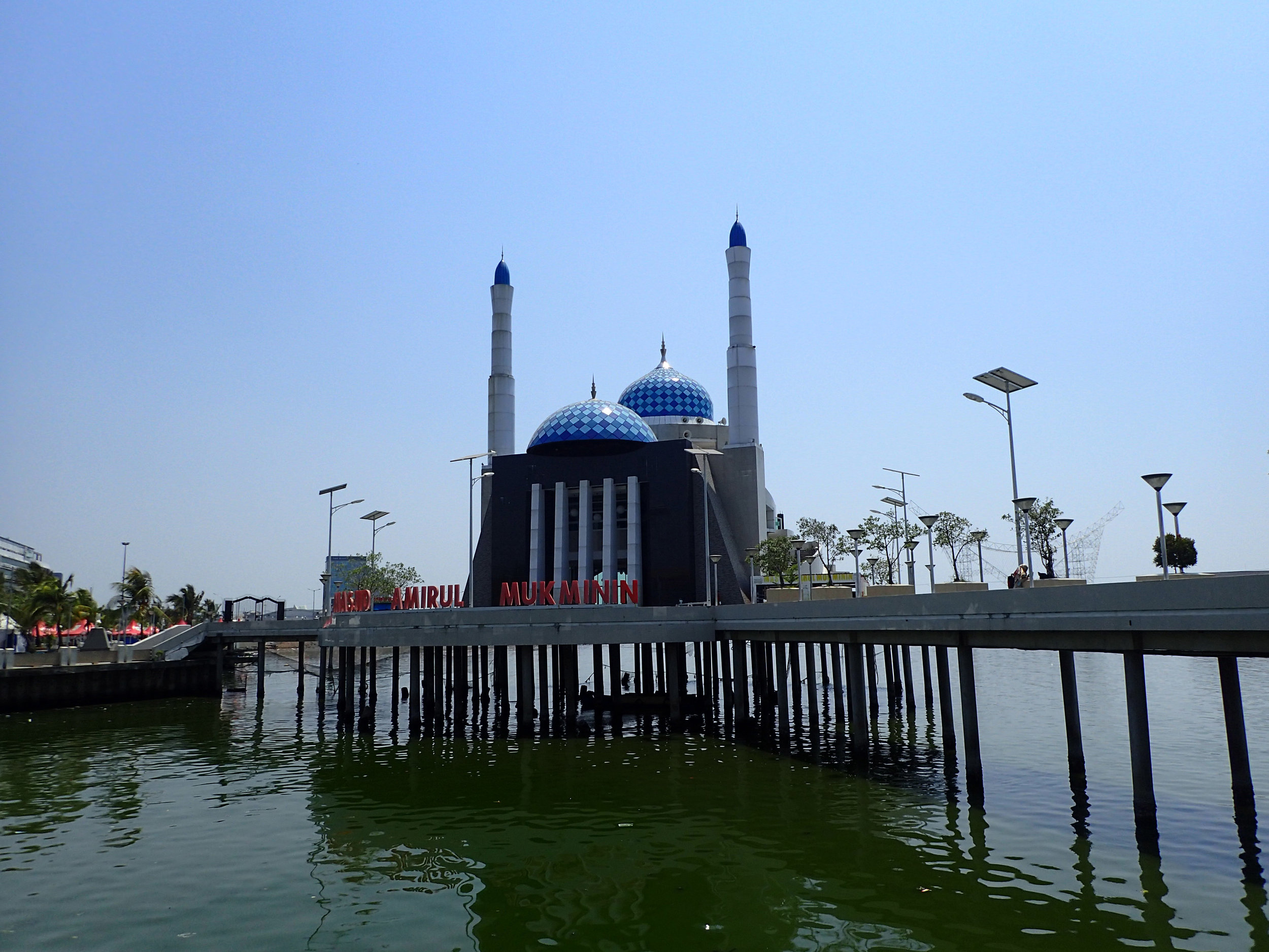 floating mosque Makassar.jpg