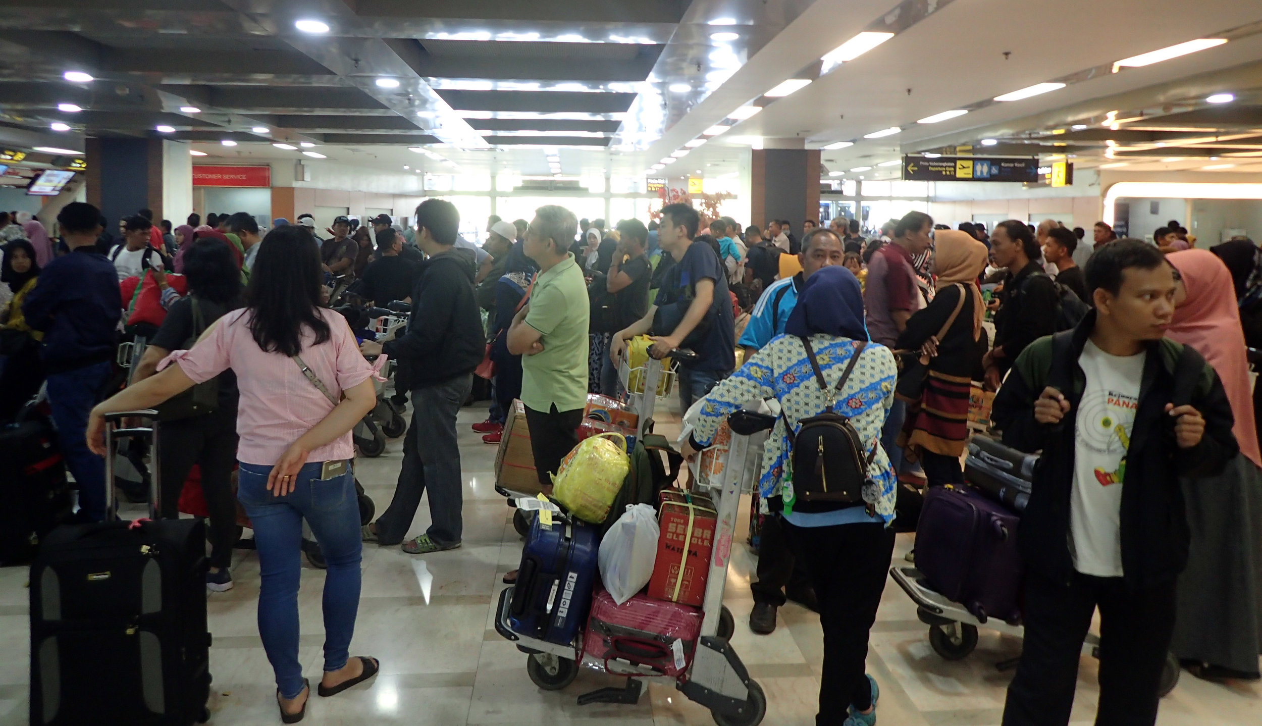 ridiculous crowds Makassar airport.jpg