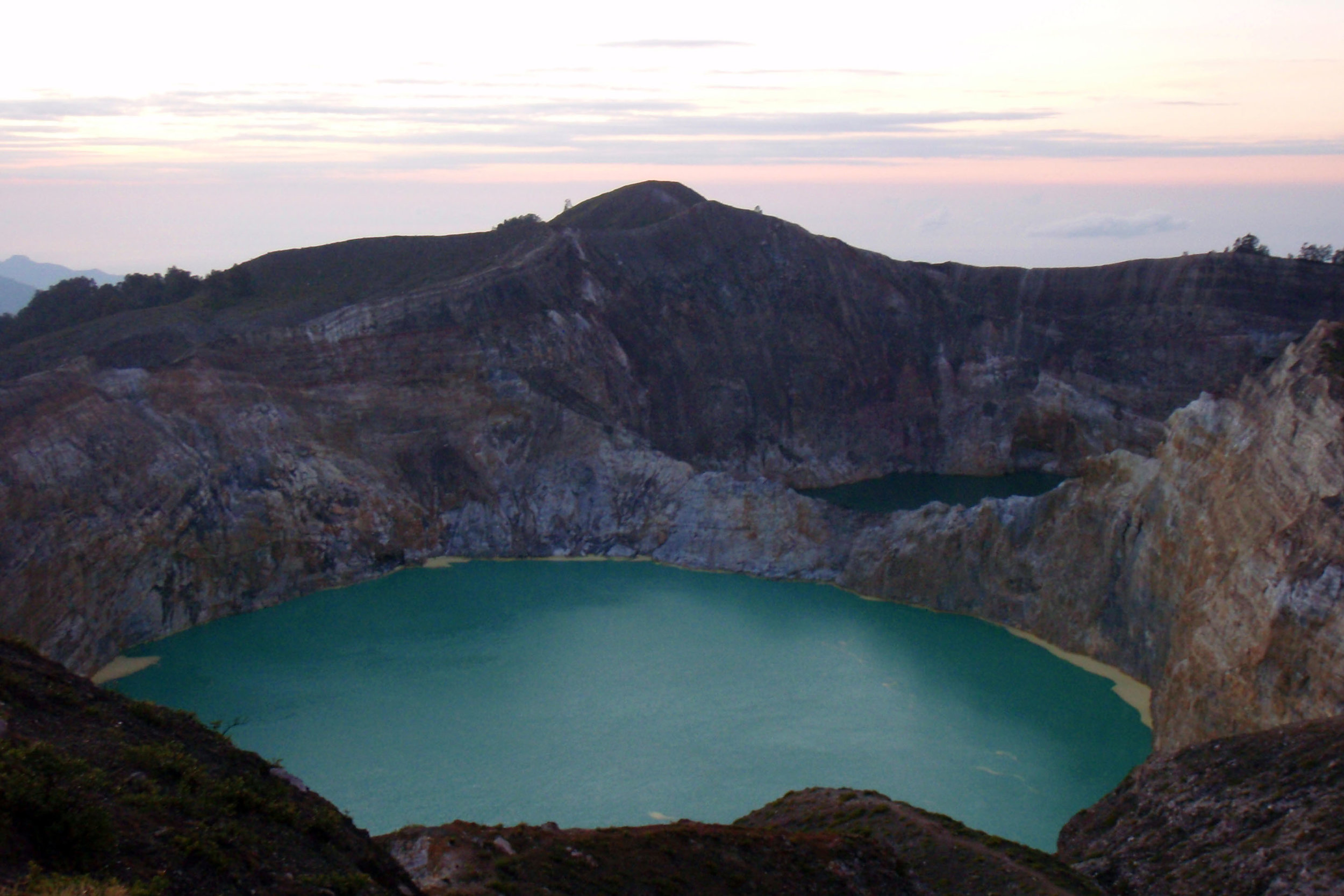 Kelimutu lake 3.jpg