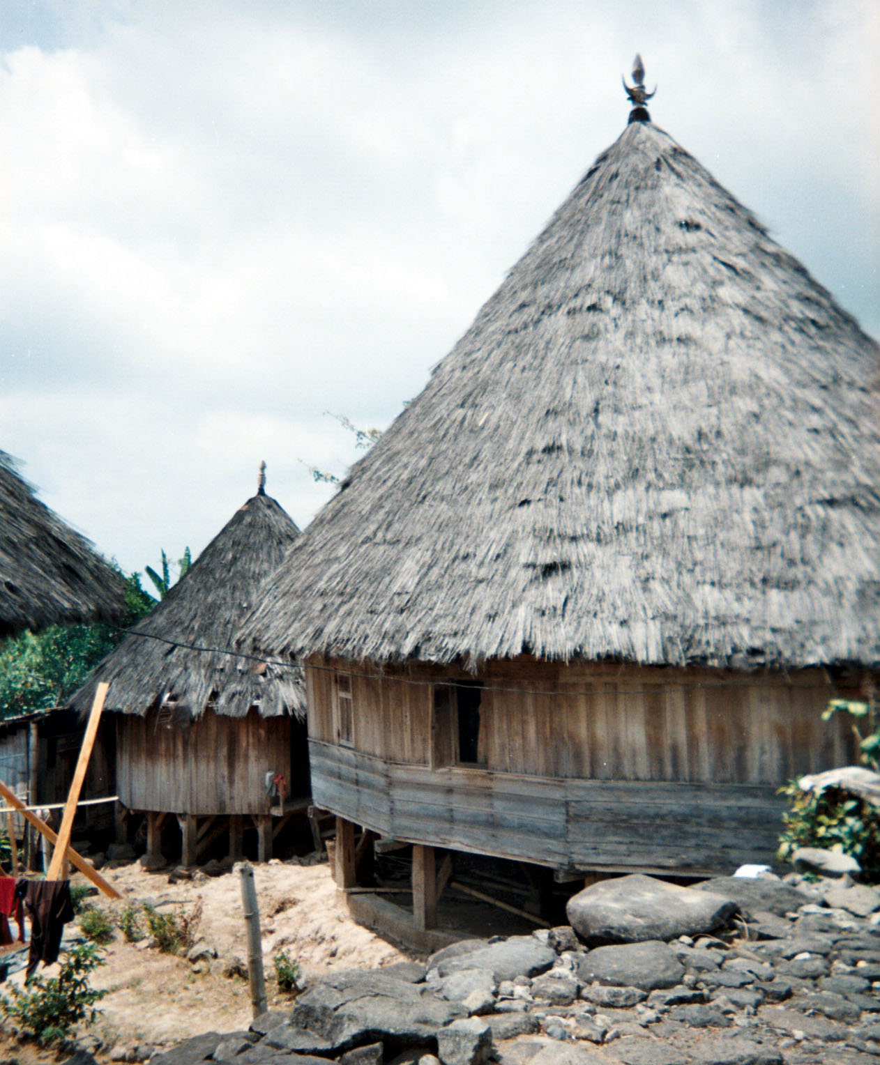 Manggarai house near Ruteng.jpg