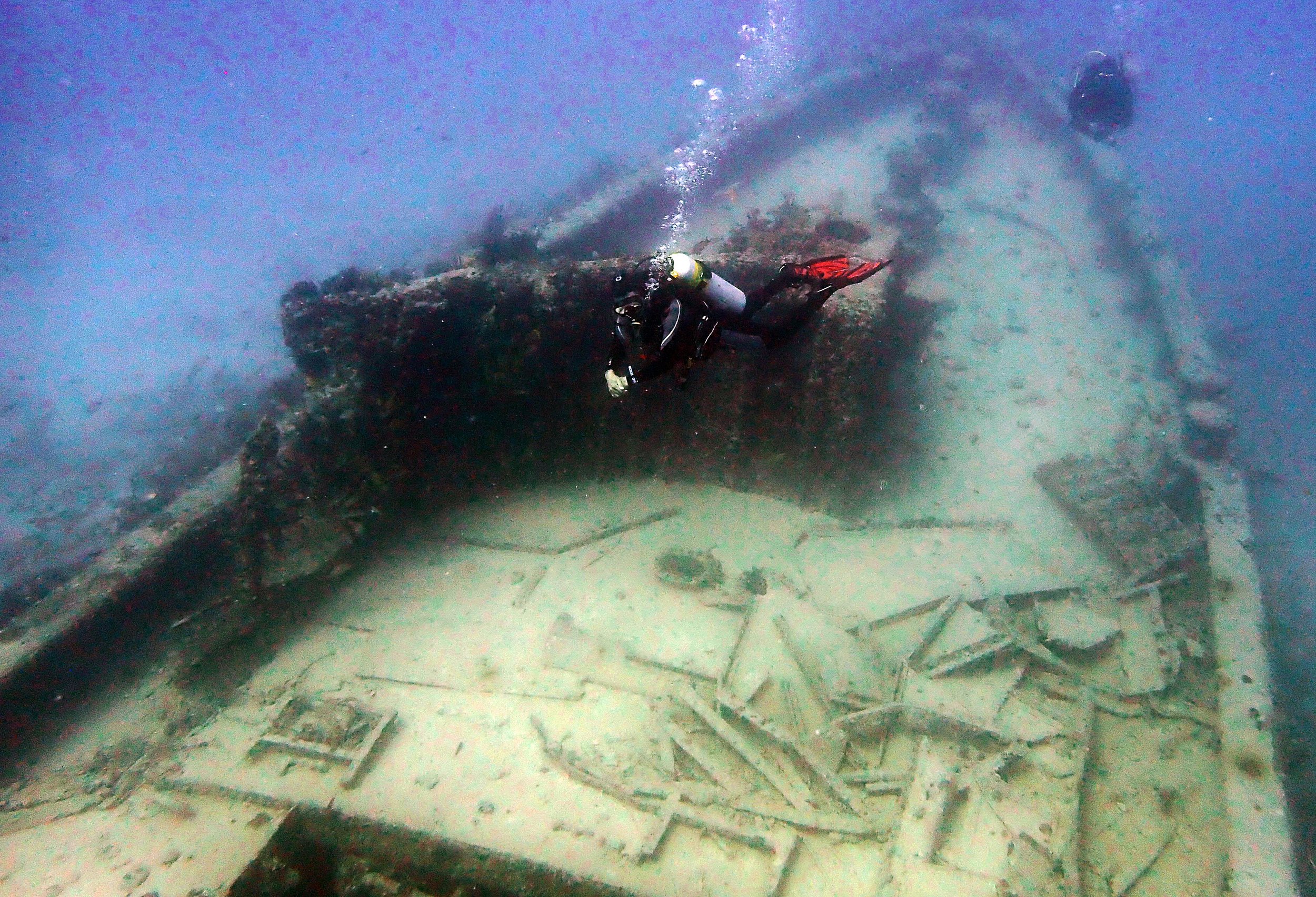 divers on wreck.jpg