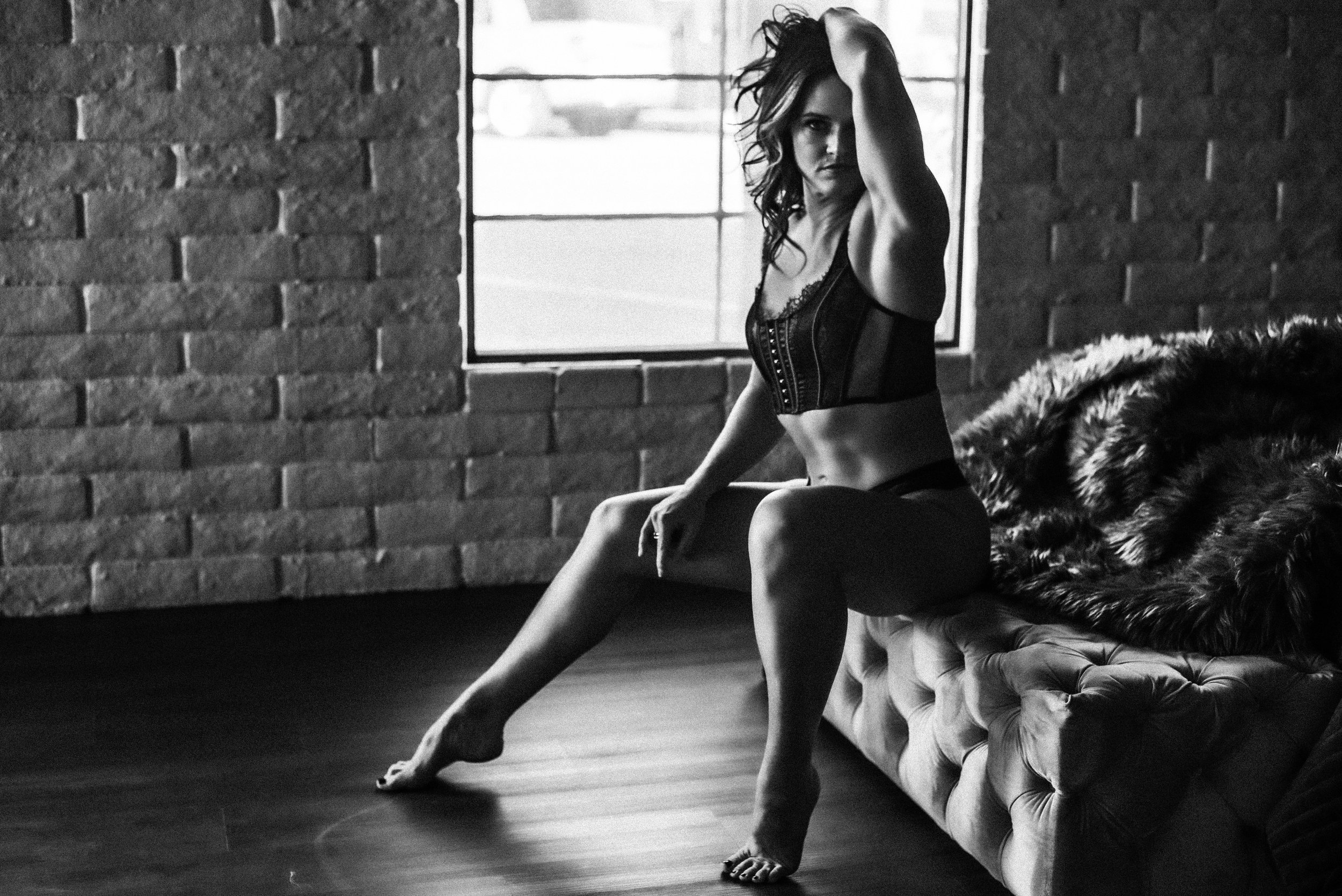 Fitness boudoir photos in black and white