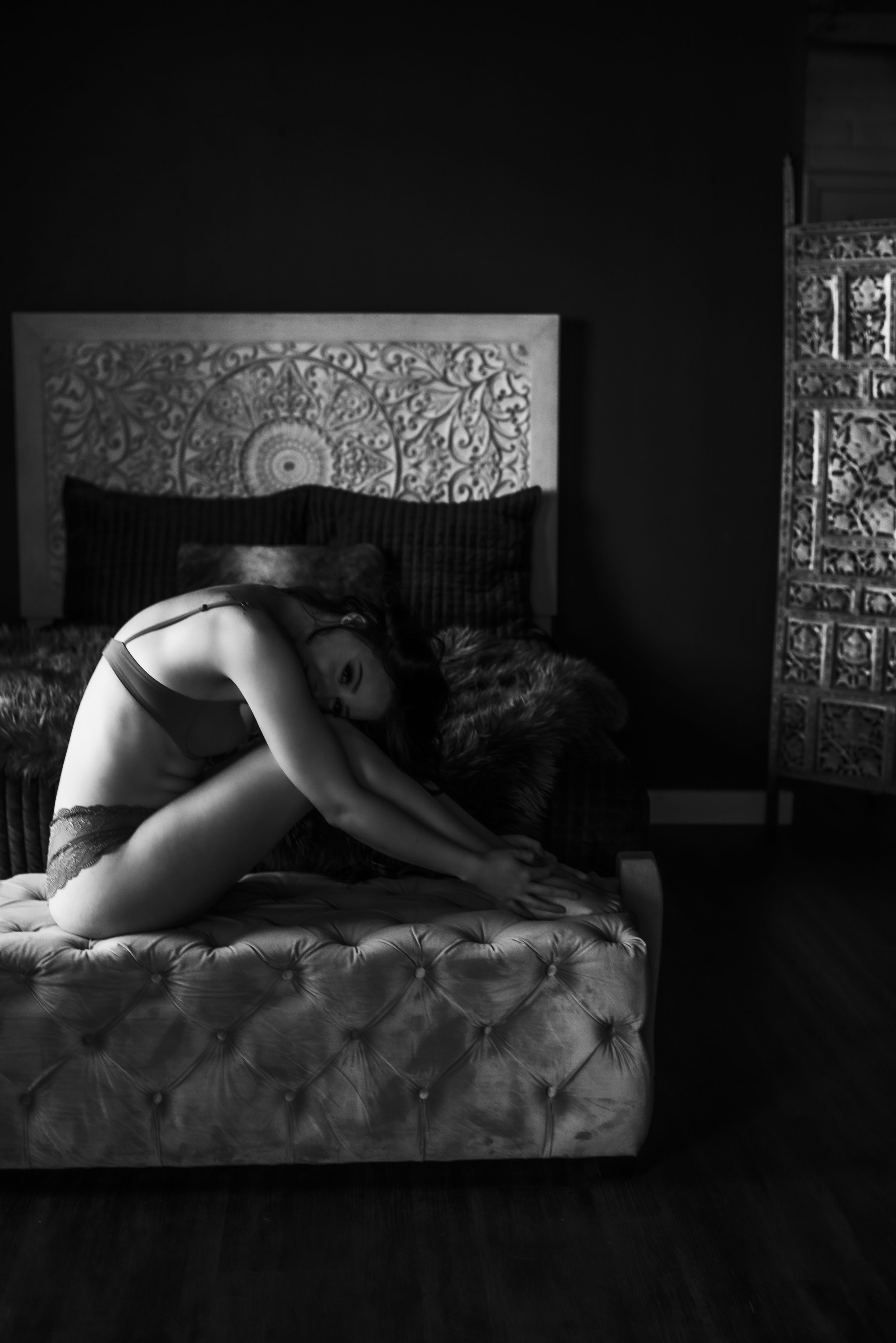 Moody boudoir photos in black and white