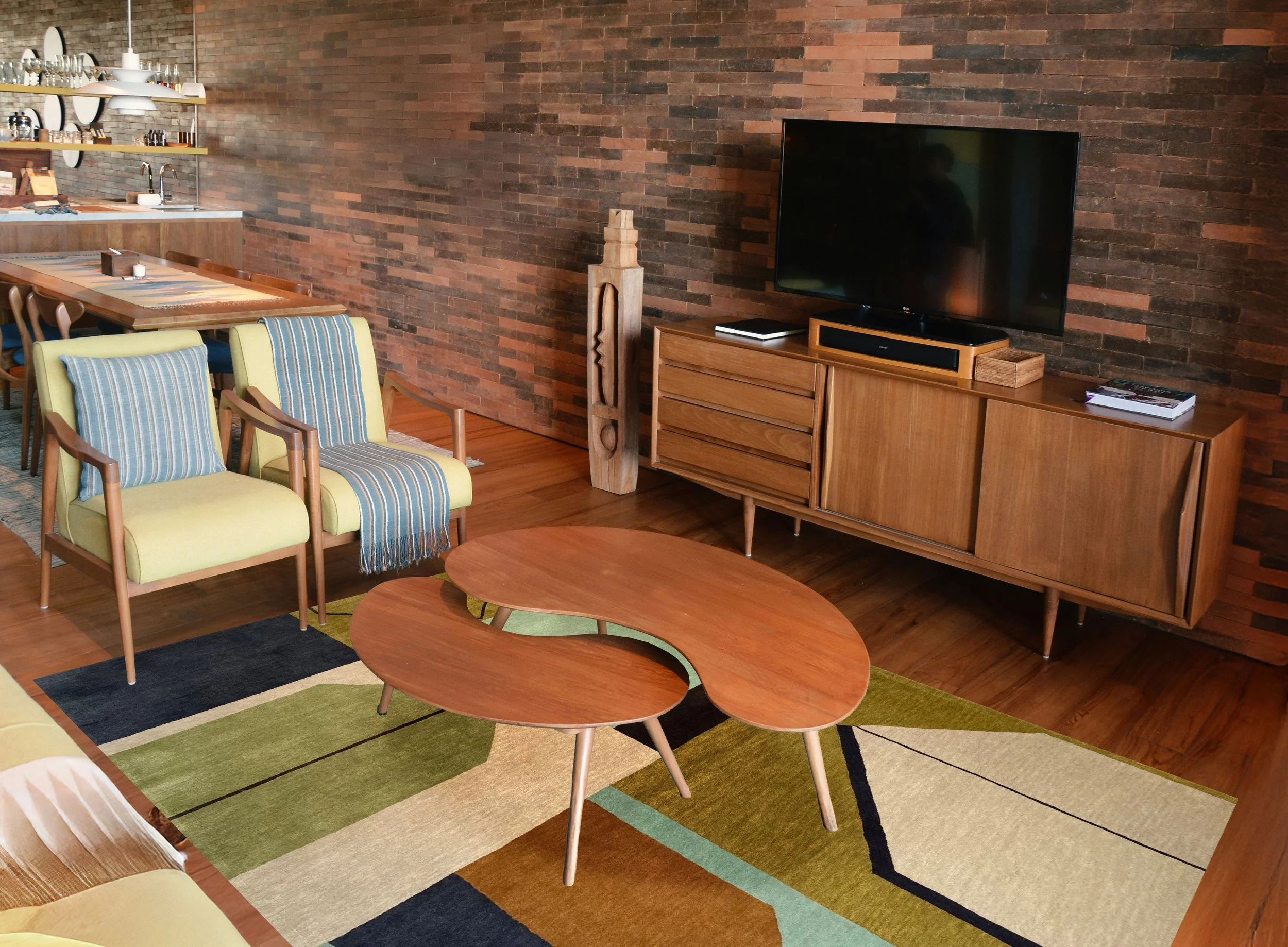 metro rug in situ_mid century lounge.jpg