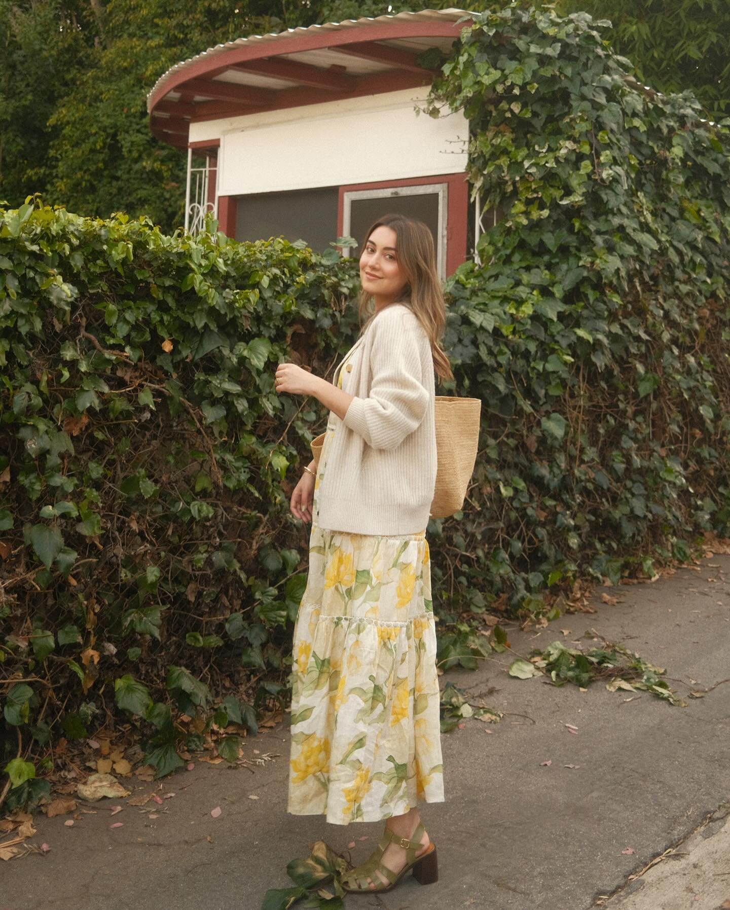 spring dresses + woven bags, it&rsquo;s my favorite time of year 🌼 

dress: @christylynncollection 
shoes + bag: @sezane 
cardigan: @everlane