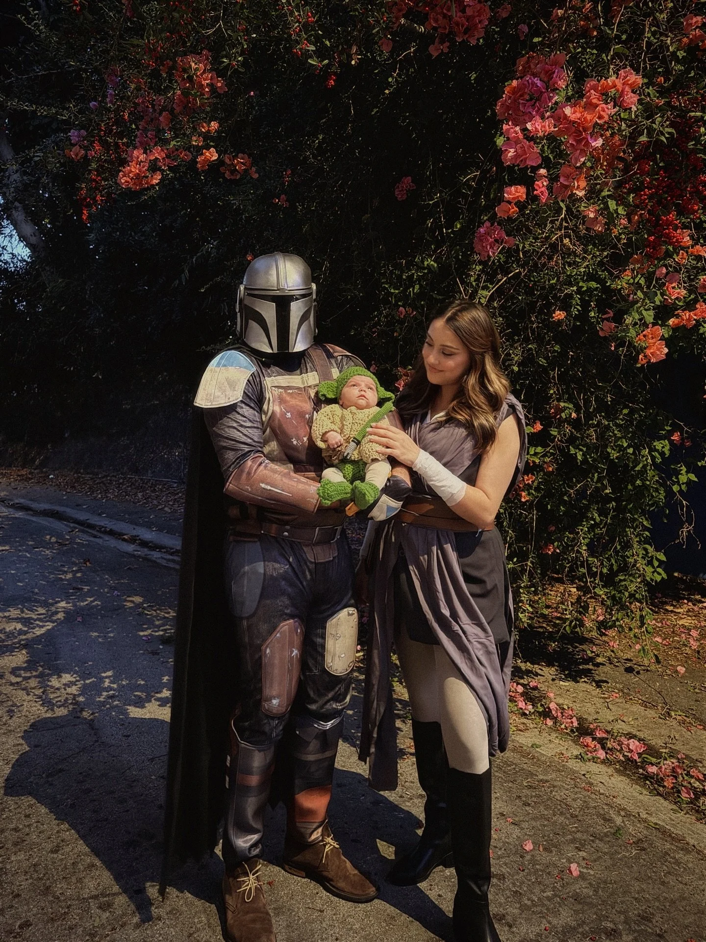 october in my camera roll 🍂 

1-2. e&rsquo;s first halloween! our little grogu 💚
3-5. pumpkin pickin 🎃 @mrbones 
6. slowly bringing her to our fave LA spots ✨ @runwayplayavista 
7-8. neighborhood strolls 🌿
9. sweet smiley girl 🥲
10-11. first cof