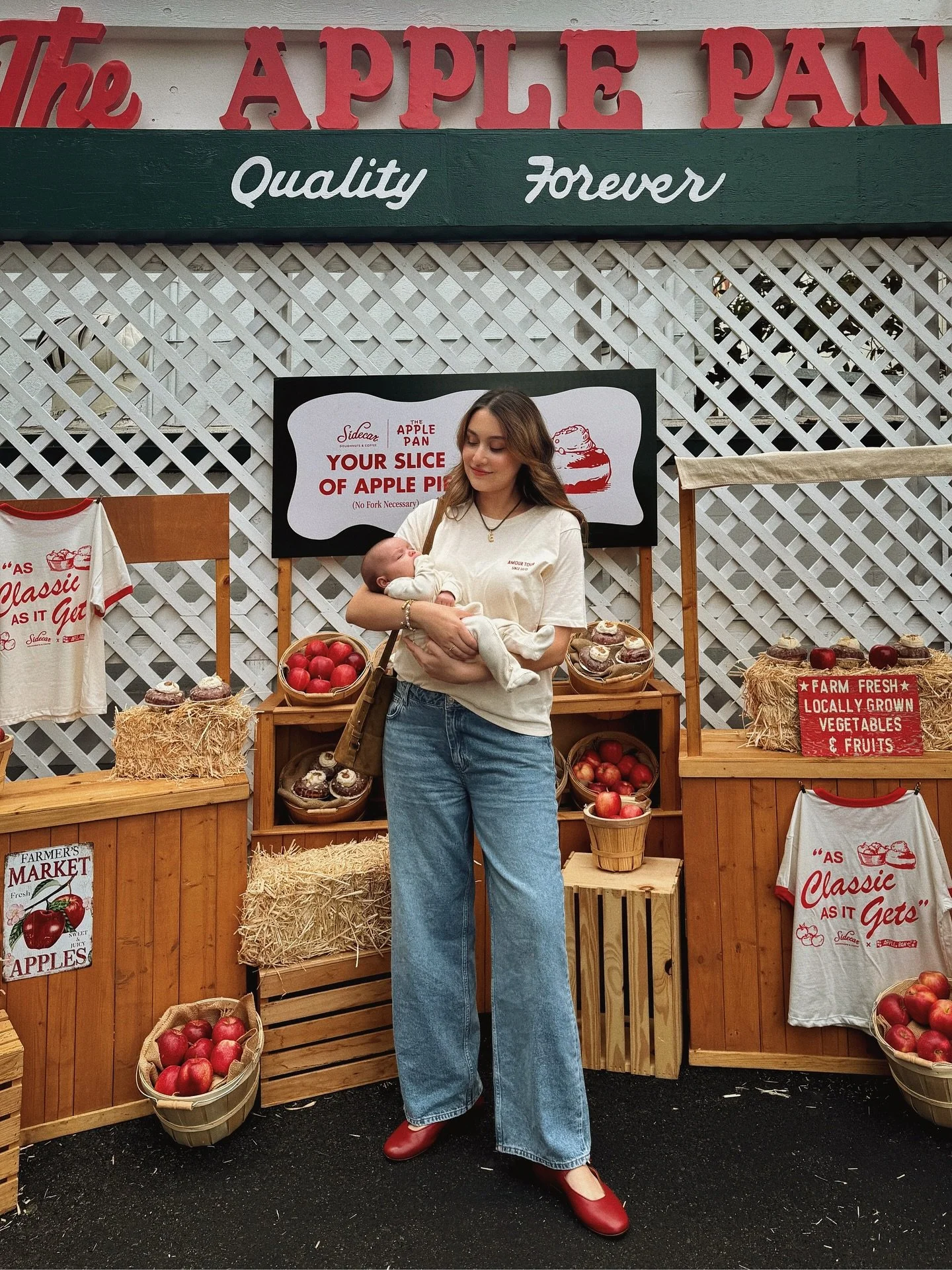 growing up, my dad would always get me my favorite apple filled doughnut on the weekends 🍎 even now whenever i visit my parents in NY, he still brings one home for me! so as a certified apple doughnut aficionado, the new @applepan pie doughnut from 