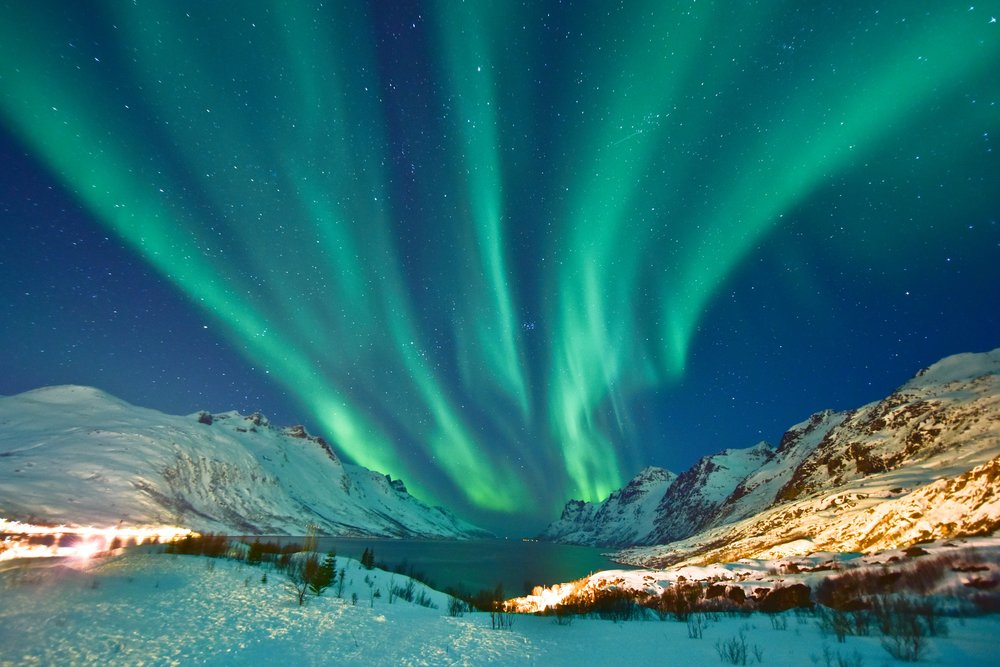 norway-northern-tromso-surrounds-with-aurora-istk.jpg