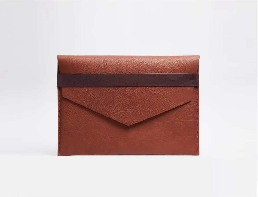 P.A.P_Fūtō_Laptop_cognac-850x650-2.jpg